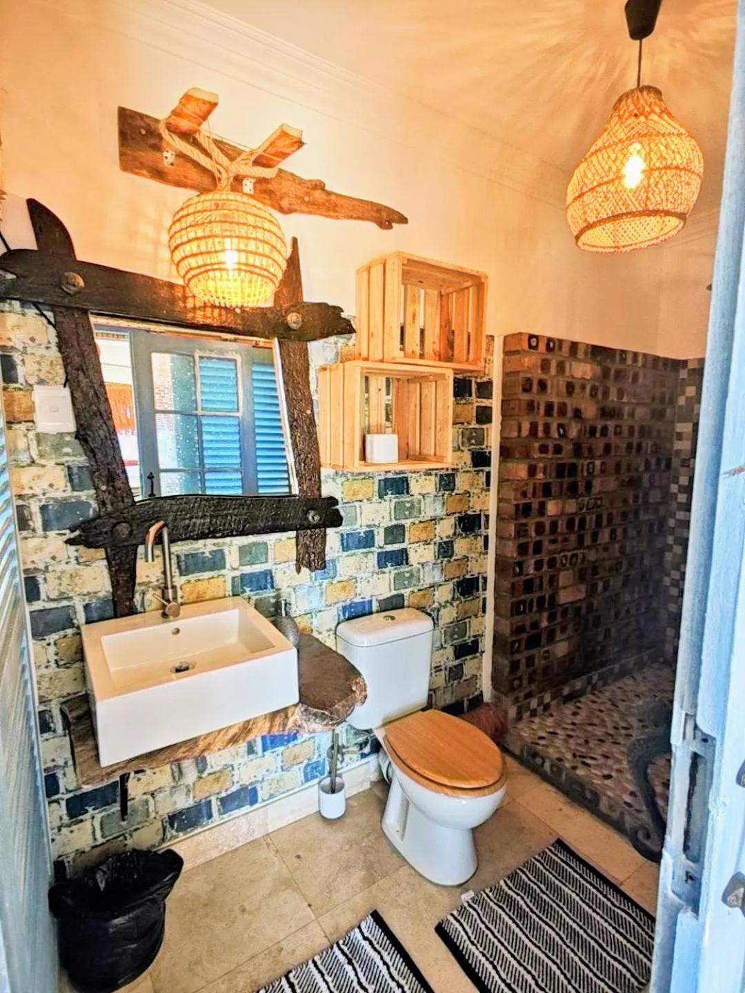 Shower in Beachwood Camps Bay