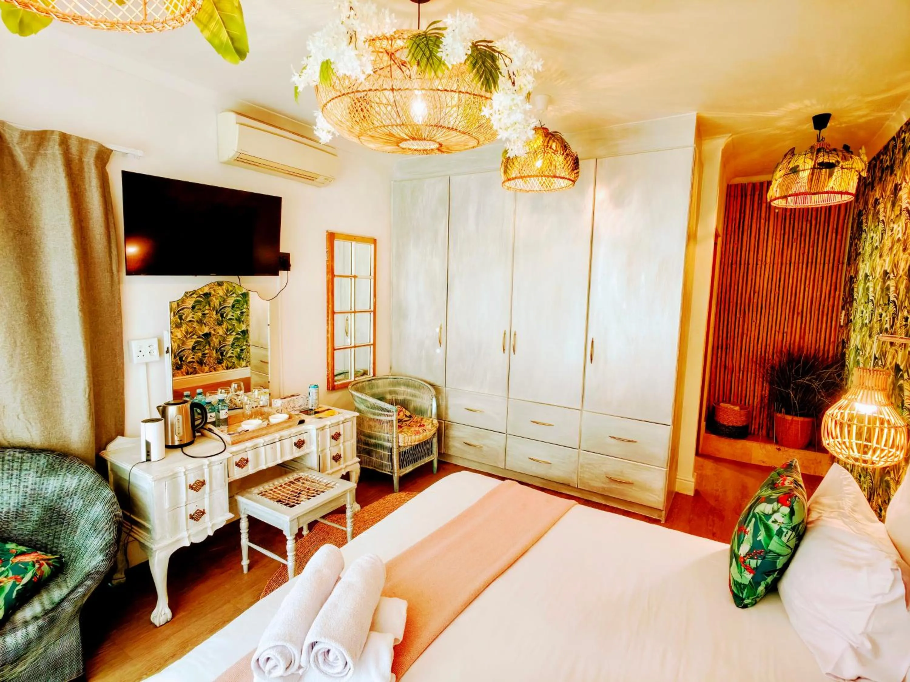 Photo of the whole room in Beachwood Camps Bay