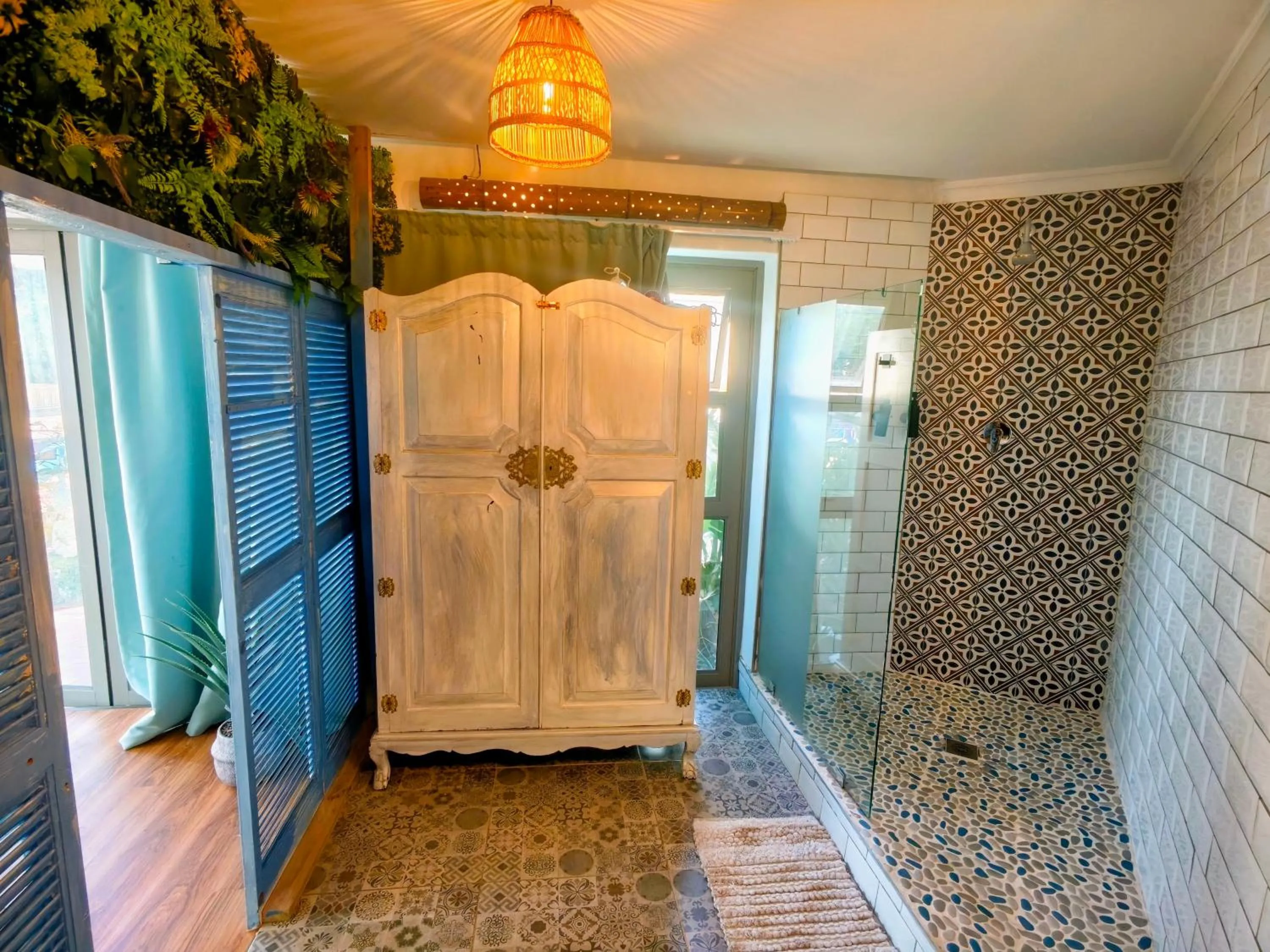 Shower in Beachwood Camps Bay