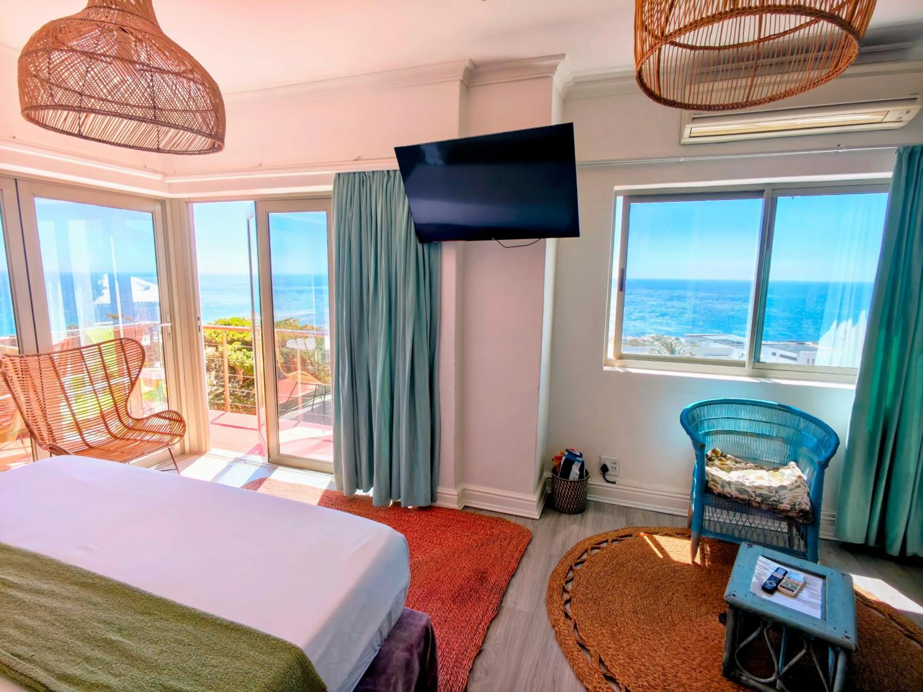 Bed in Beachwood Camps Bay