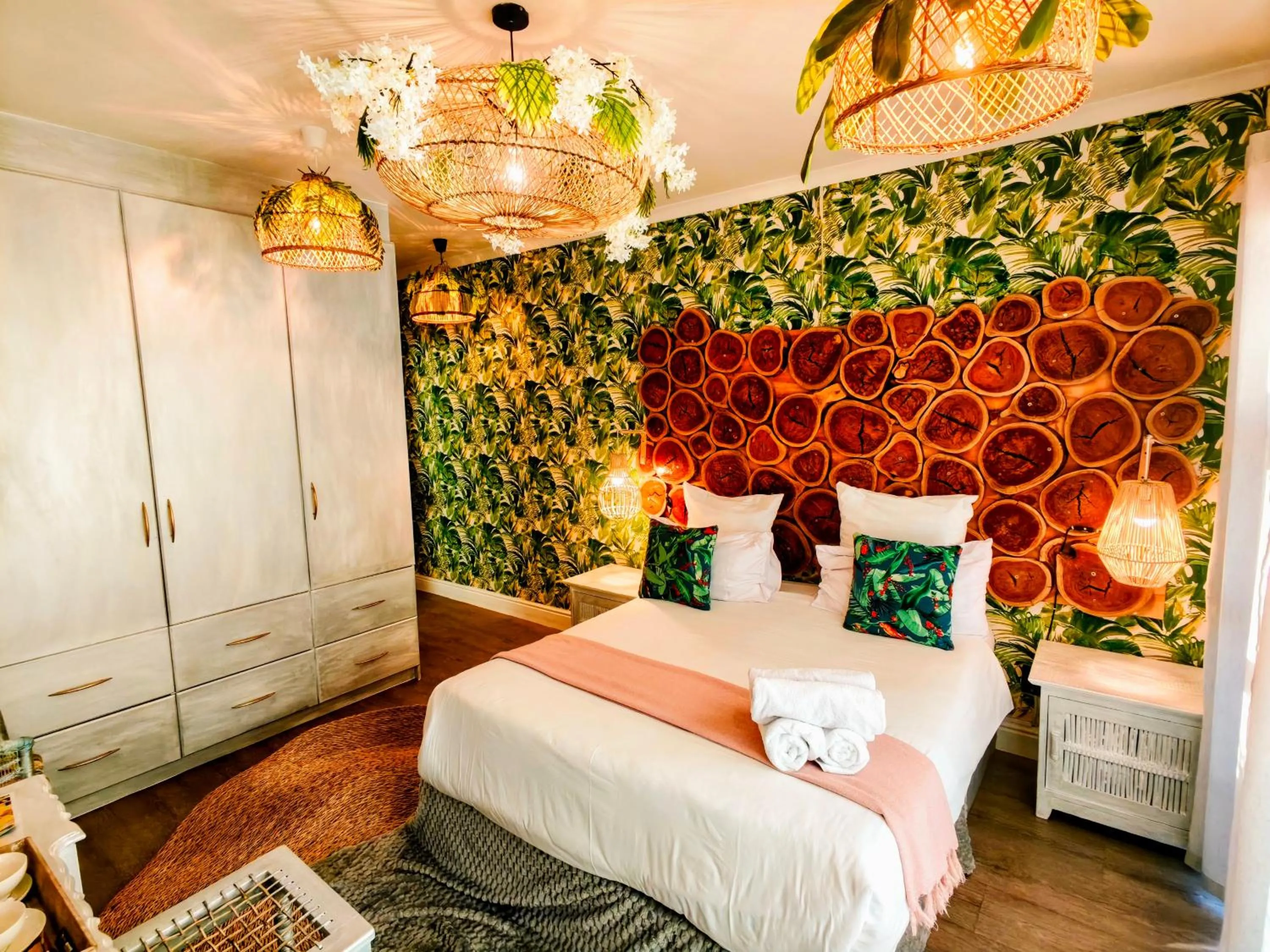 Bed in Beachwood Camps Bay