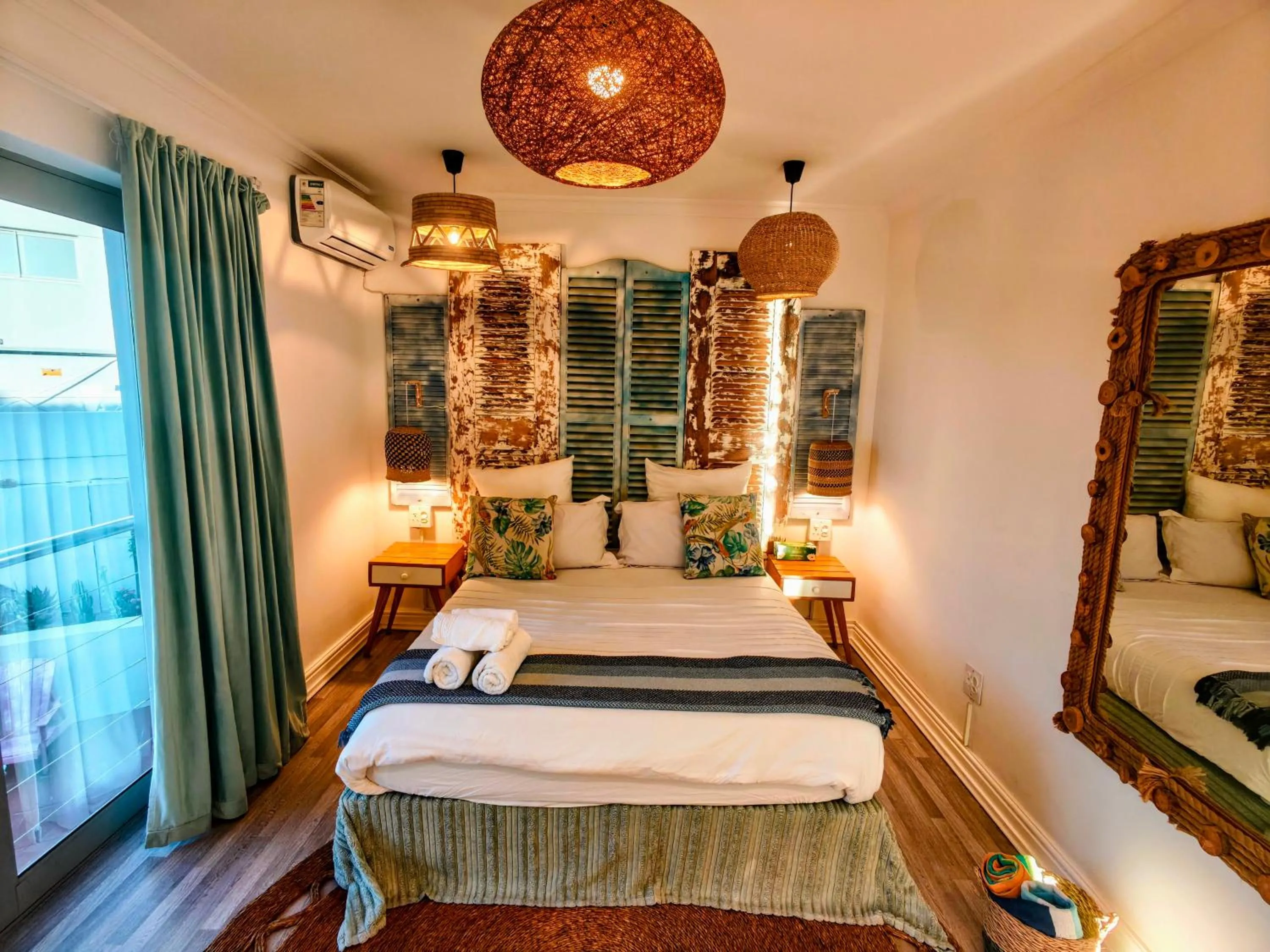 Bed in Beachwood Camps Bay