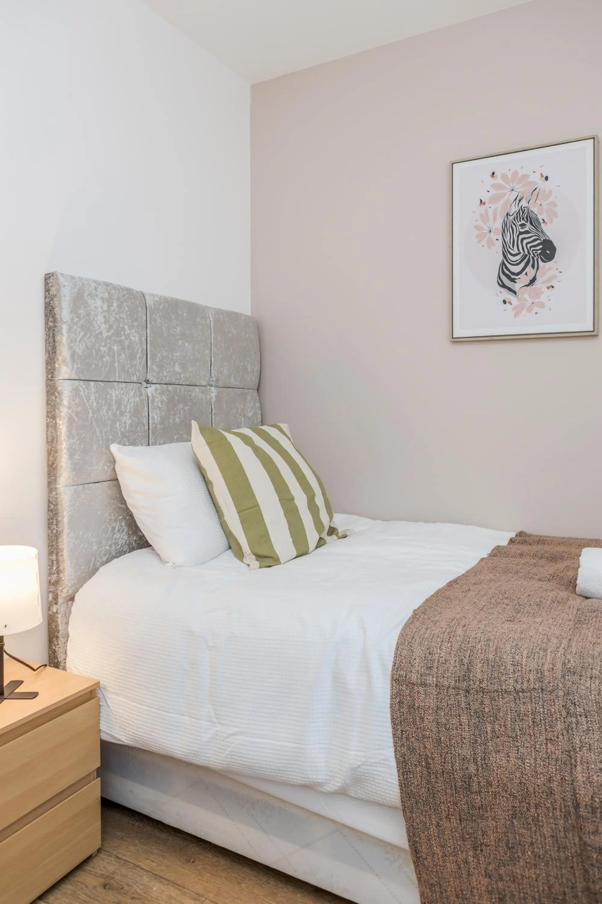 Bed in Spacious Stay I 5 BDR House with Modern Amenities I Parking I WiFi