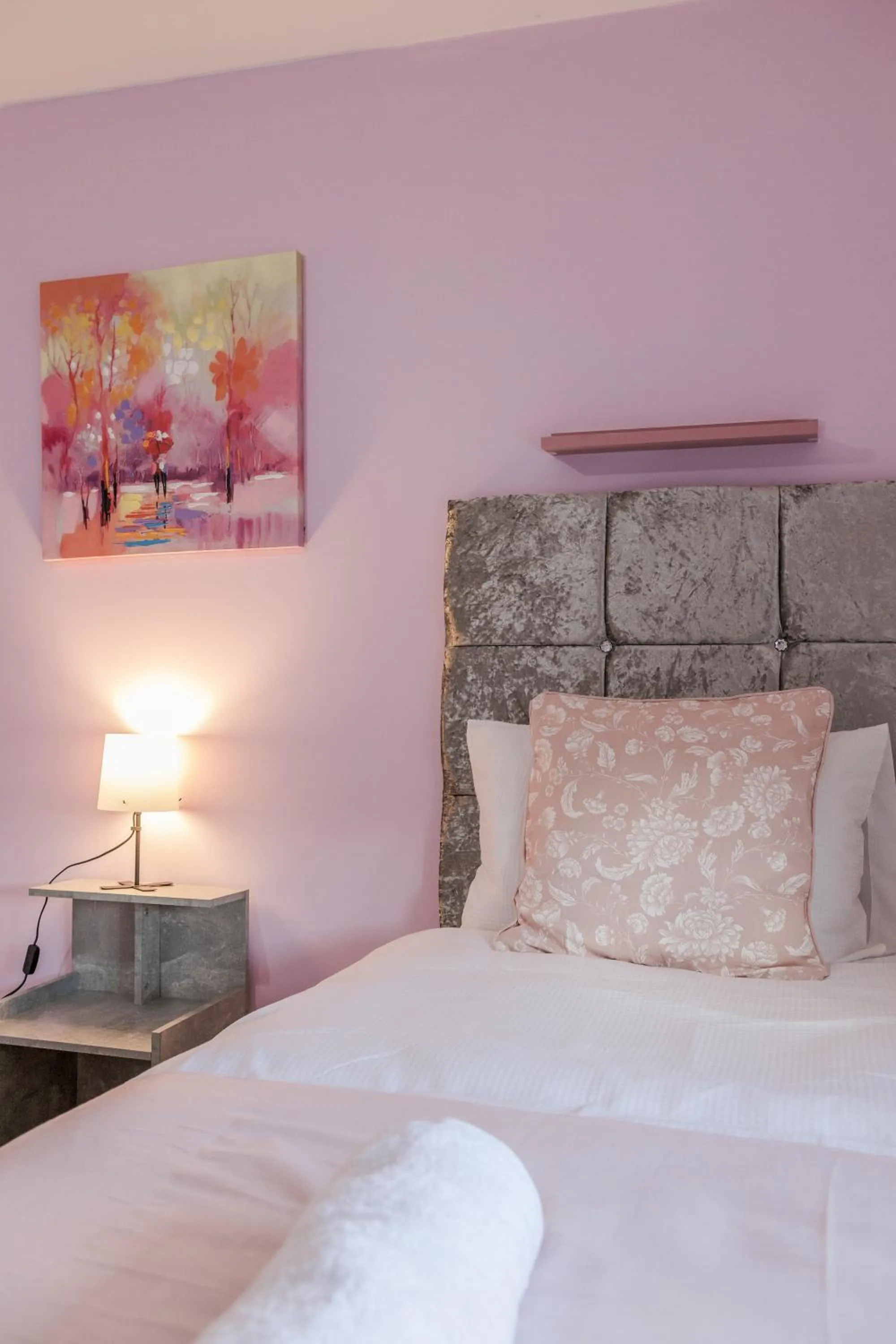 Bed in Spacious Stay I 5 BDR House with Modern Amenities I Parking I WiFi