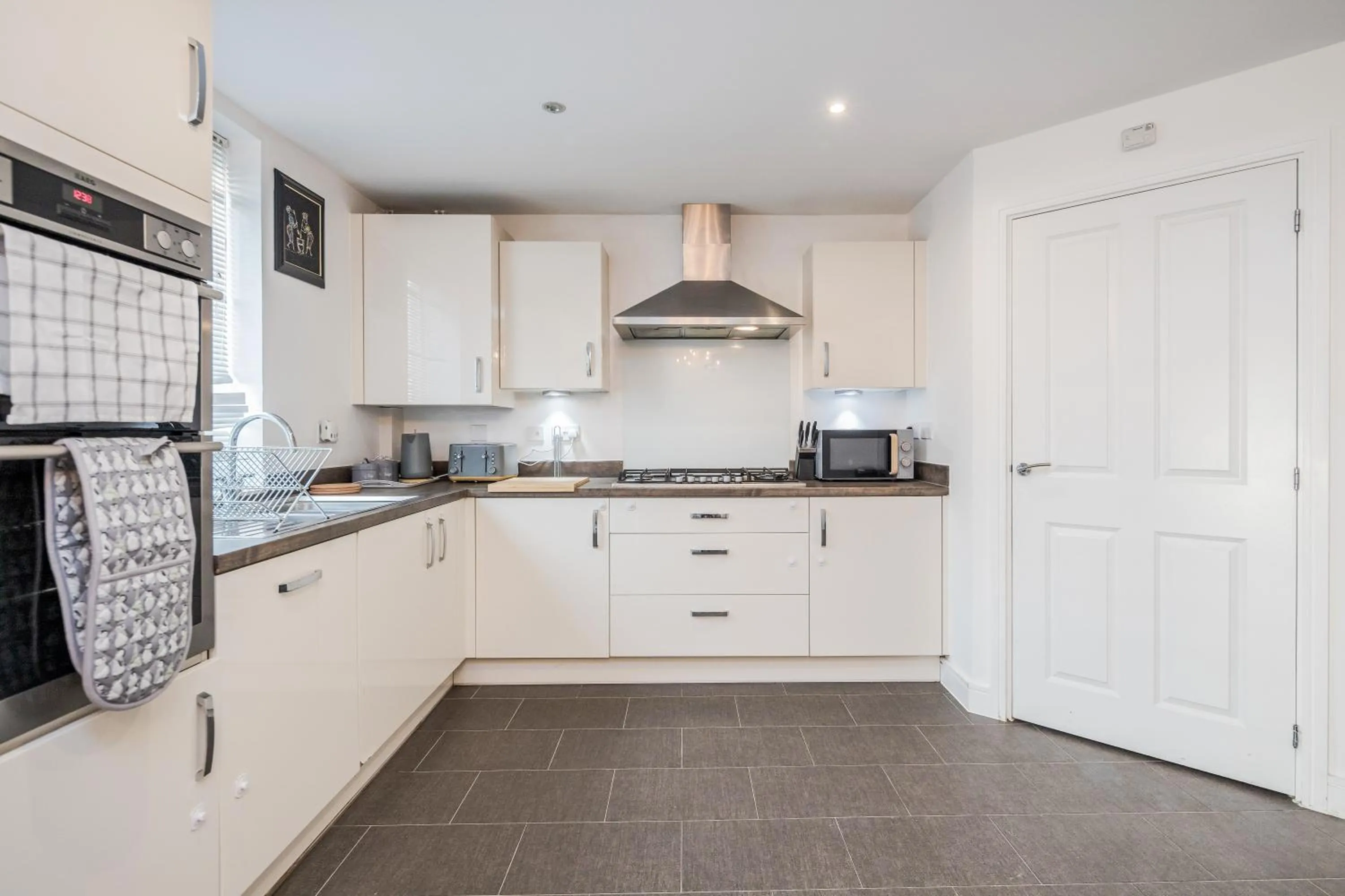 Kitchen or kitchenette in Spacious Stay I 5 BDR House with Modern Amenities I Parking I WiFi