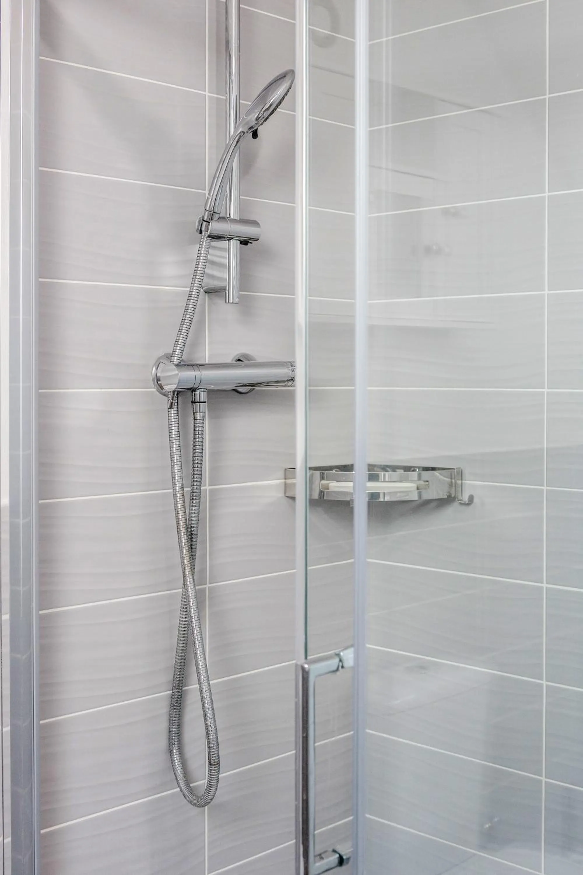 Shower in Spacious Stay I 5 BDR House with Modern Amenities I Parking I WiFi