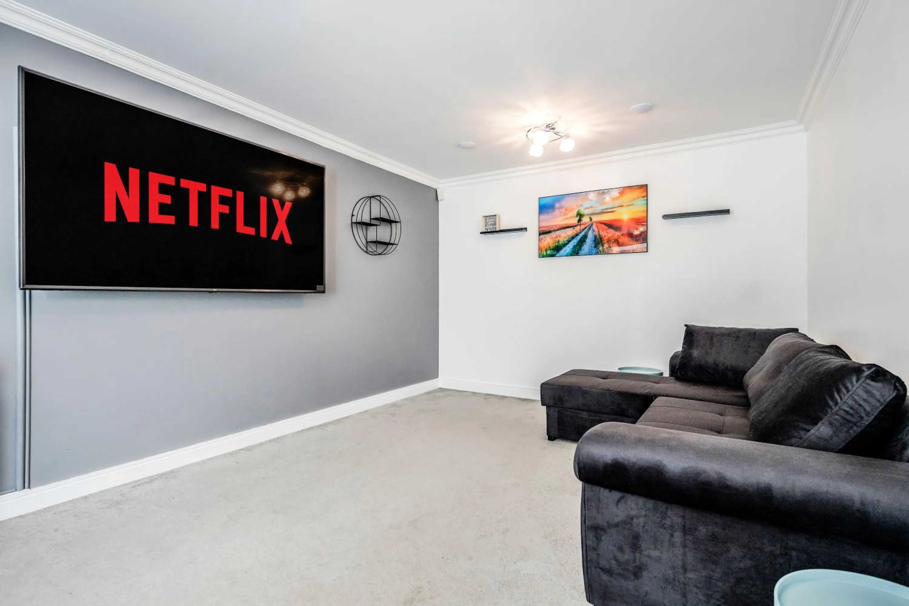 Communal lounge/ TV room in Spacious Stay I 5 BDR House with Modern Amenities I Parking I WiFi