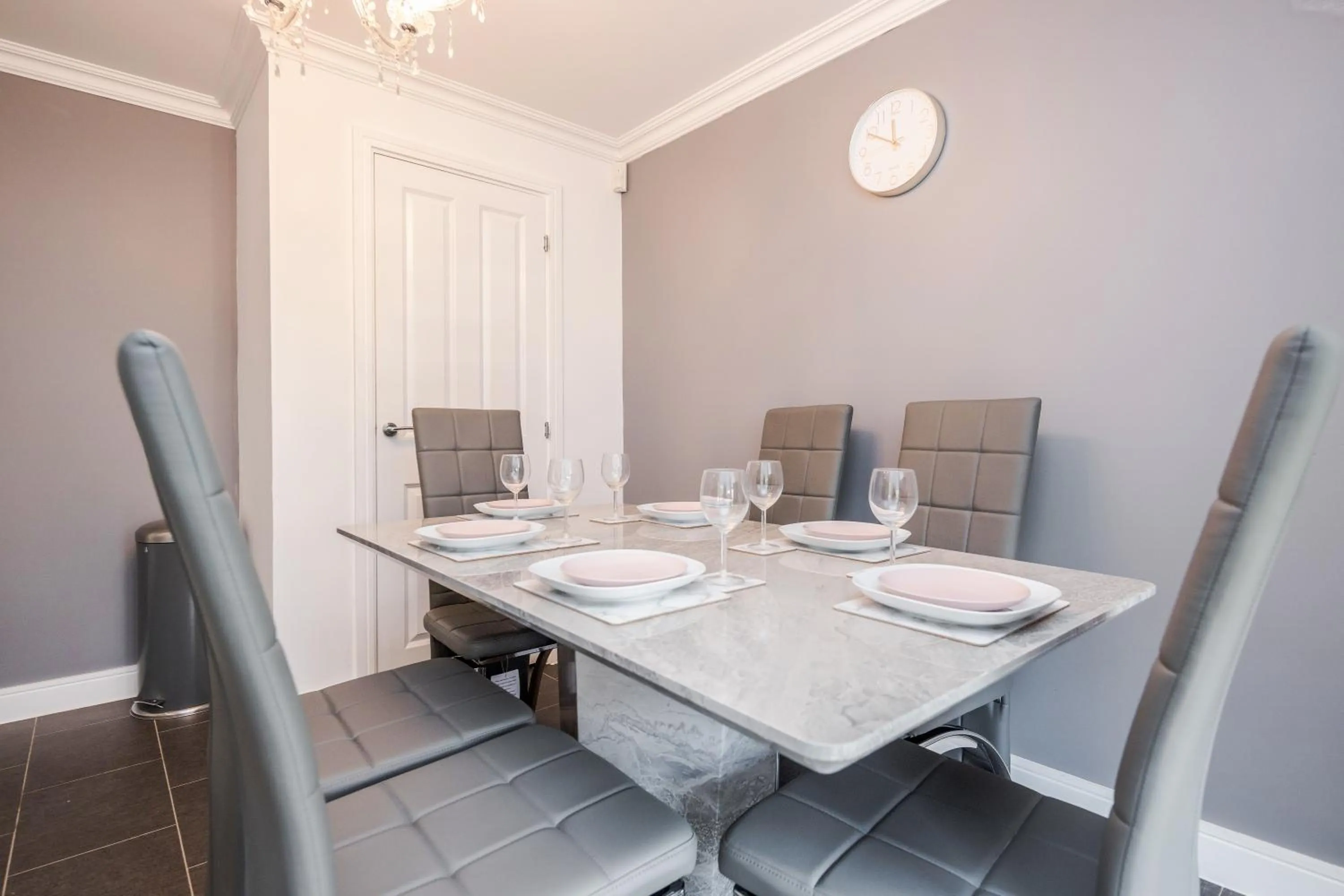 Seating area in Spacious Stay I 5 BDR House with Modern Amenities I Parking I WiFi