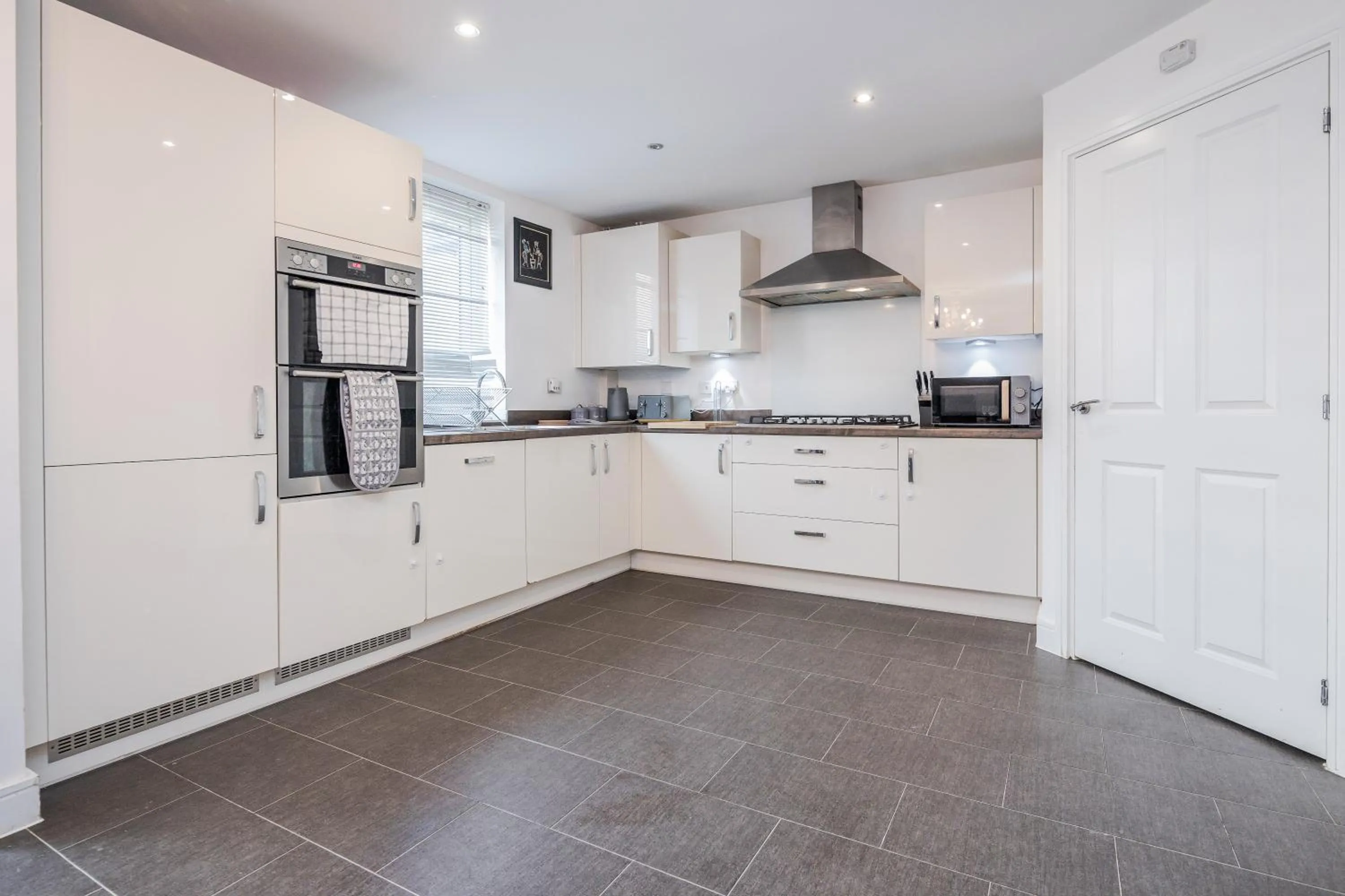 Kitchen or kitchenette in Spacious Stay I 5 BDR House with Modern Amenities I Parking I WiFi