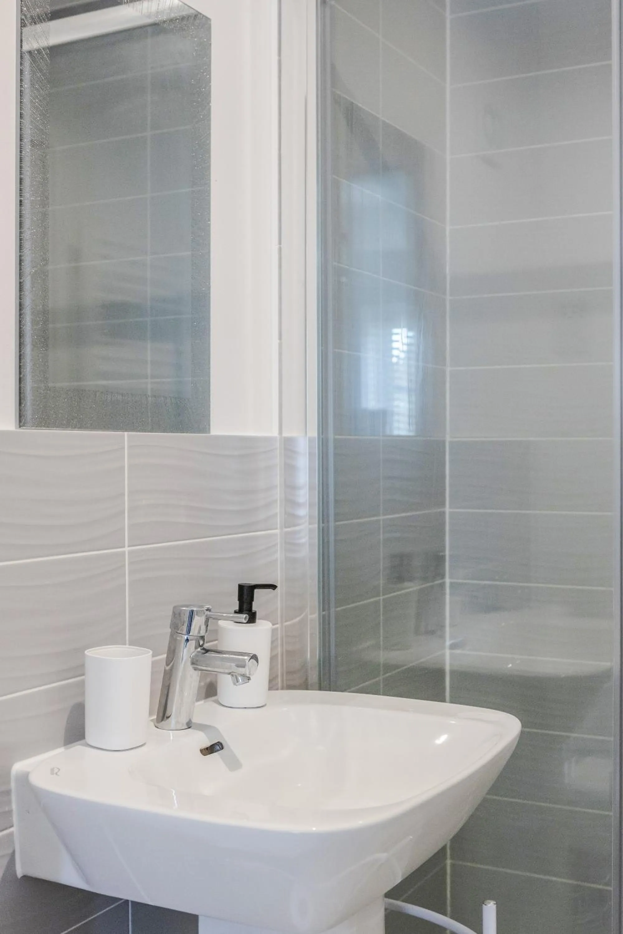 Shower in Spacious Stay I 5 BDR House with Modern Amenities I Parking I WiFi