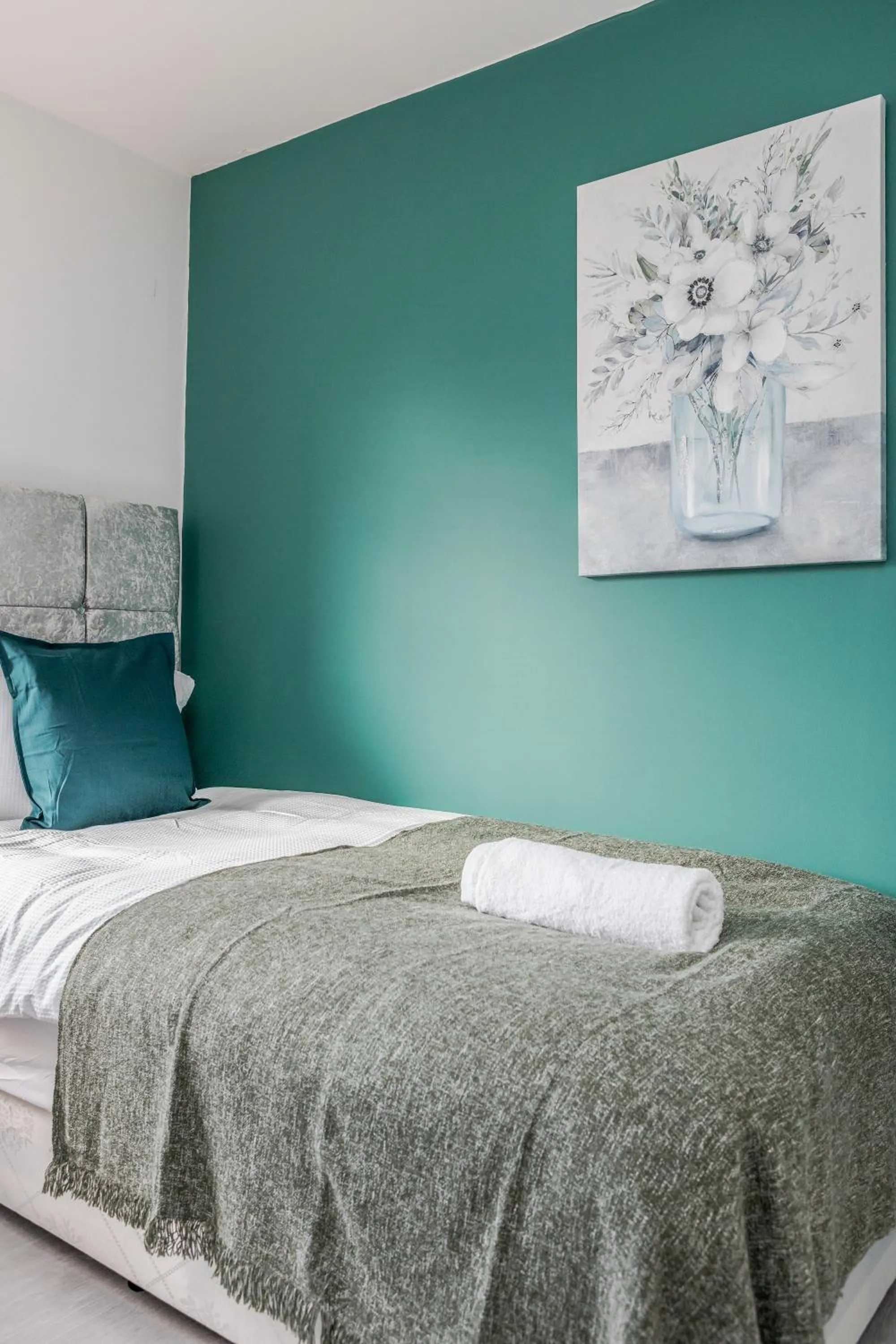 Bed in Spacious Stay I 5 BDR House with Modern Amenities I Parking I WiFi
