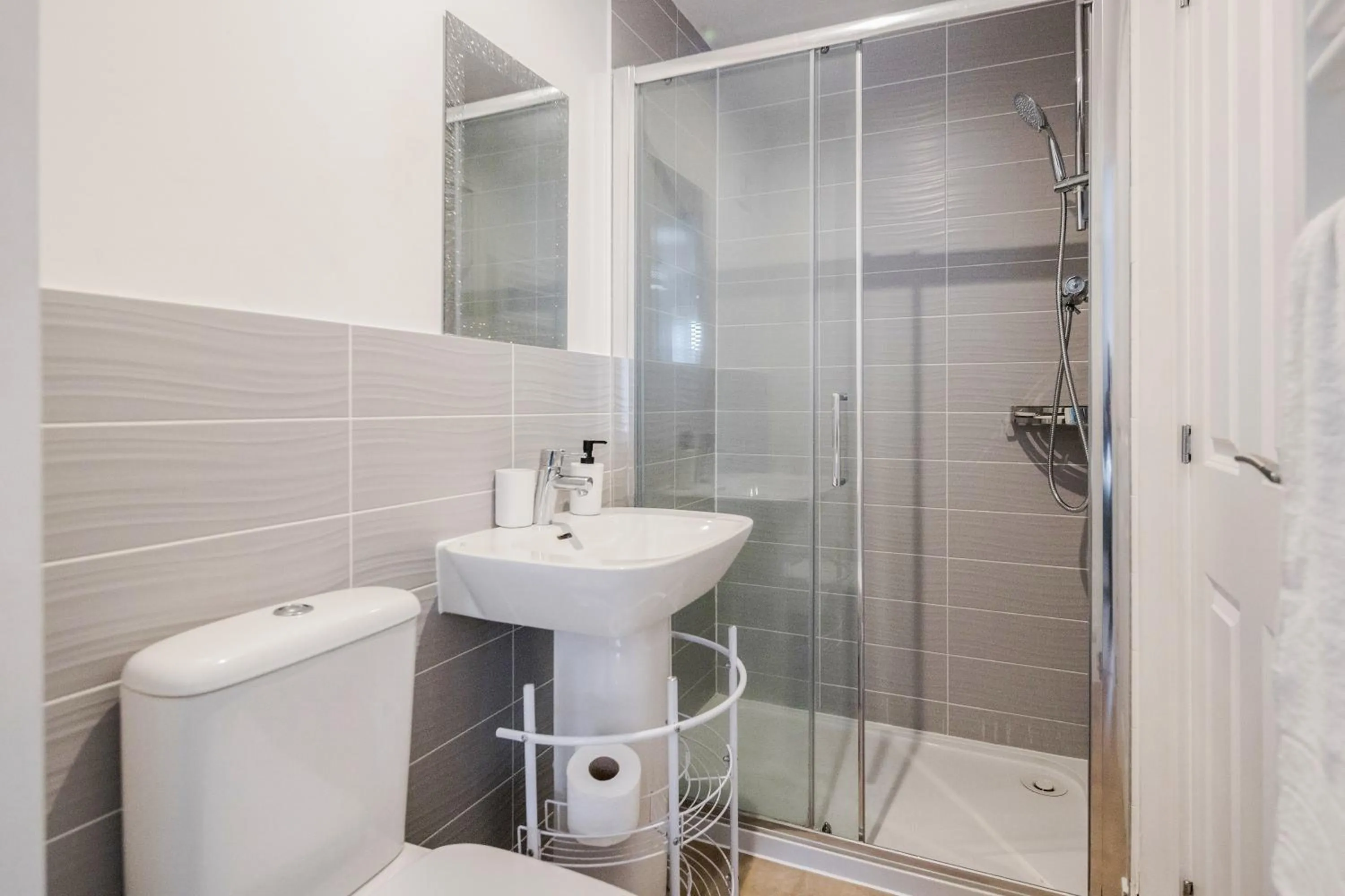 Shower in Spacious Stay I 5 BDR House with Modern Amenities I Parking I WiFi