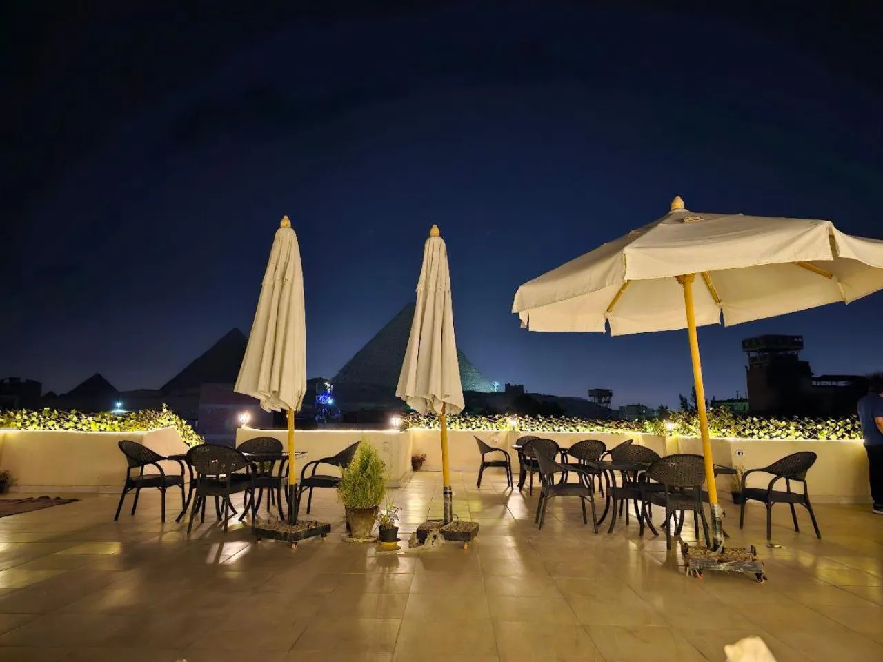 Restaurant/places to eat in Hur Pyramids Inn