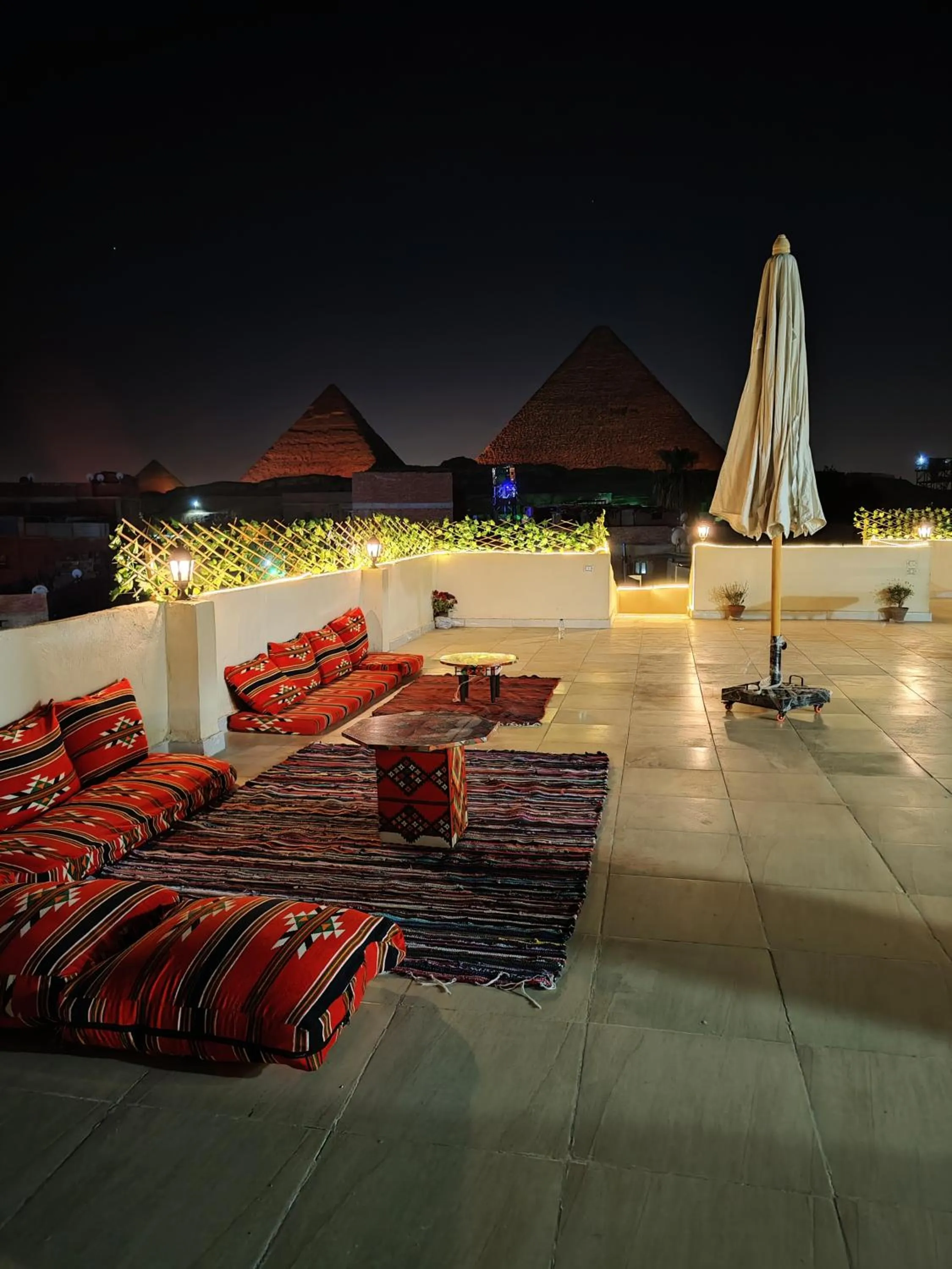 Restaurant/places to eat in Hur Pyramids Inn