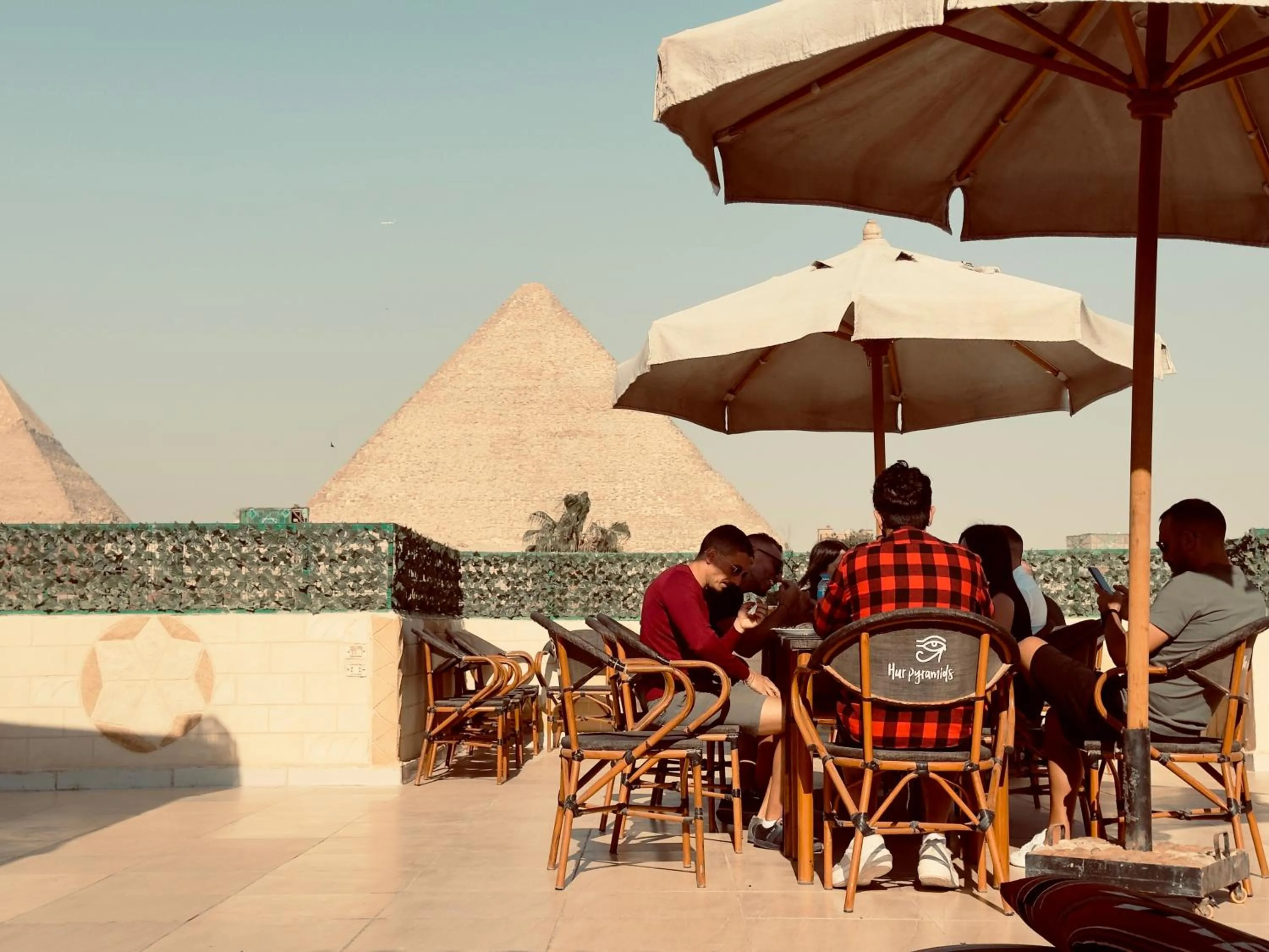 Restaurant/places to eat in Hur Pyramids Inn