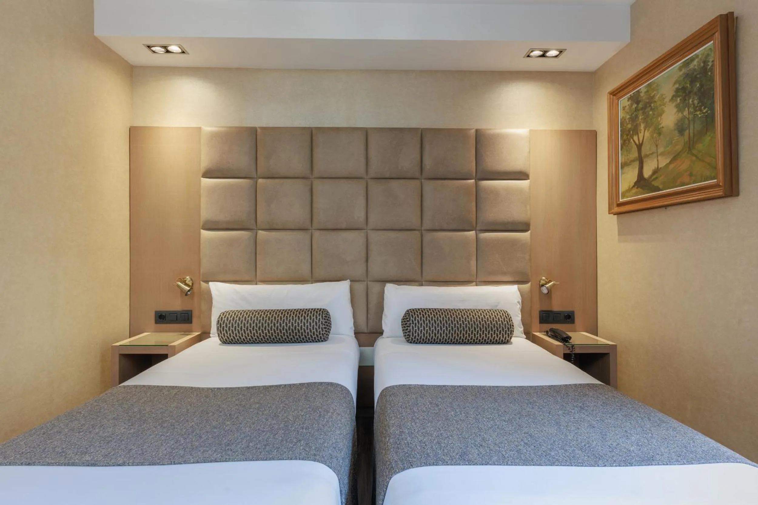 Bedroom, Bed in Hotel Suizo