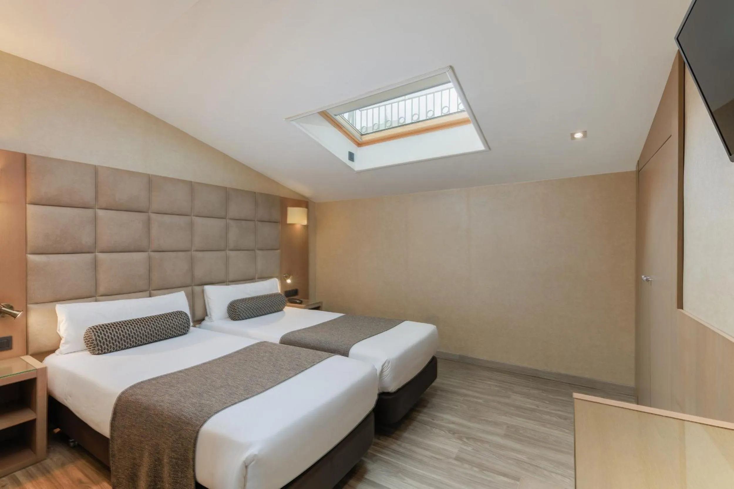 Bedroom, Bed in Hotel Suizo