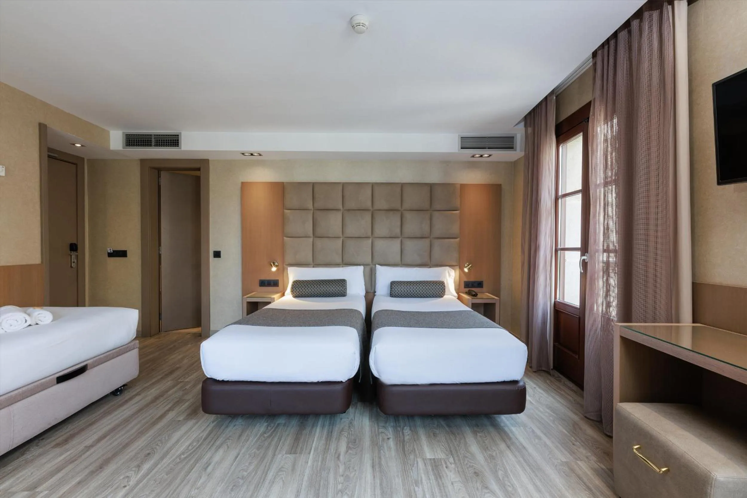 Bedroom, Bed in Hotel Suizo