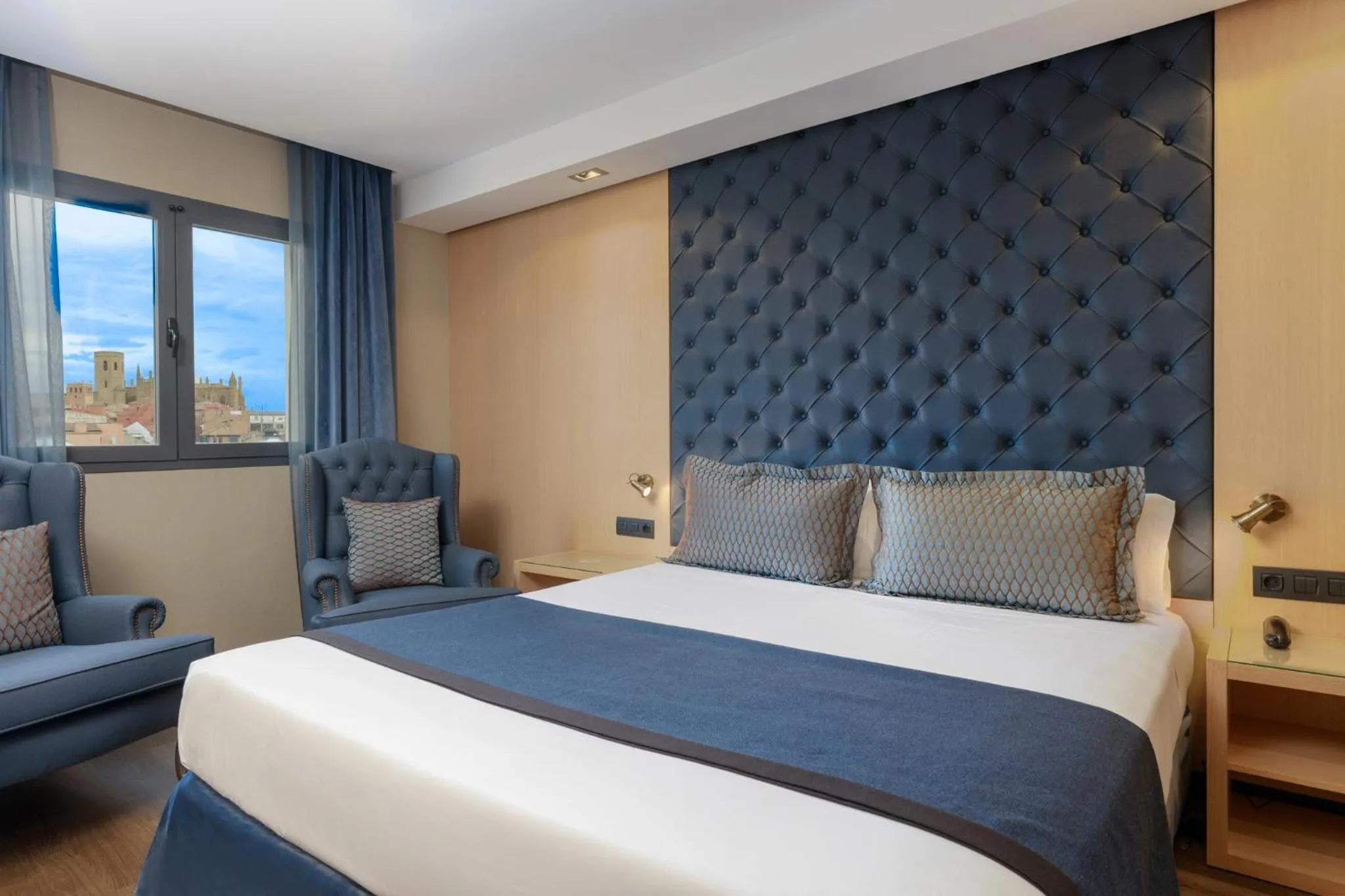 Bedroom, Bed in Hotel Pedro I De Aragon 4 Estrellas SUPERIOR