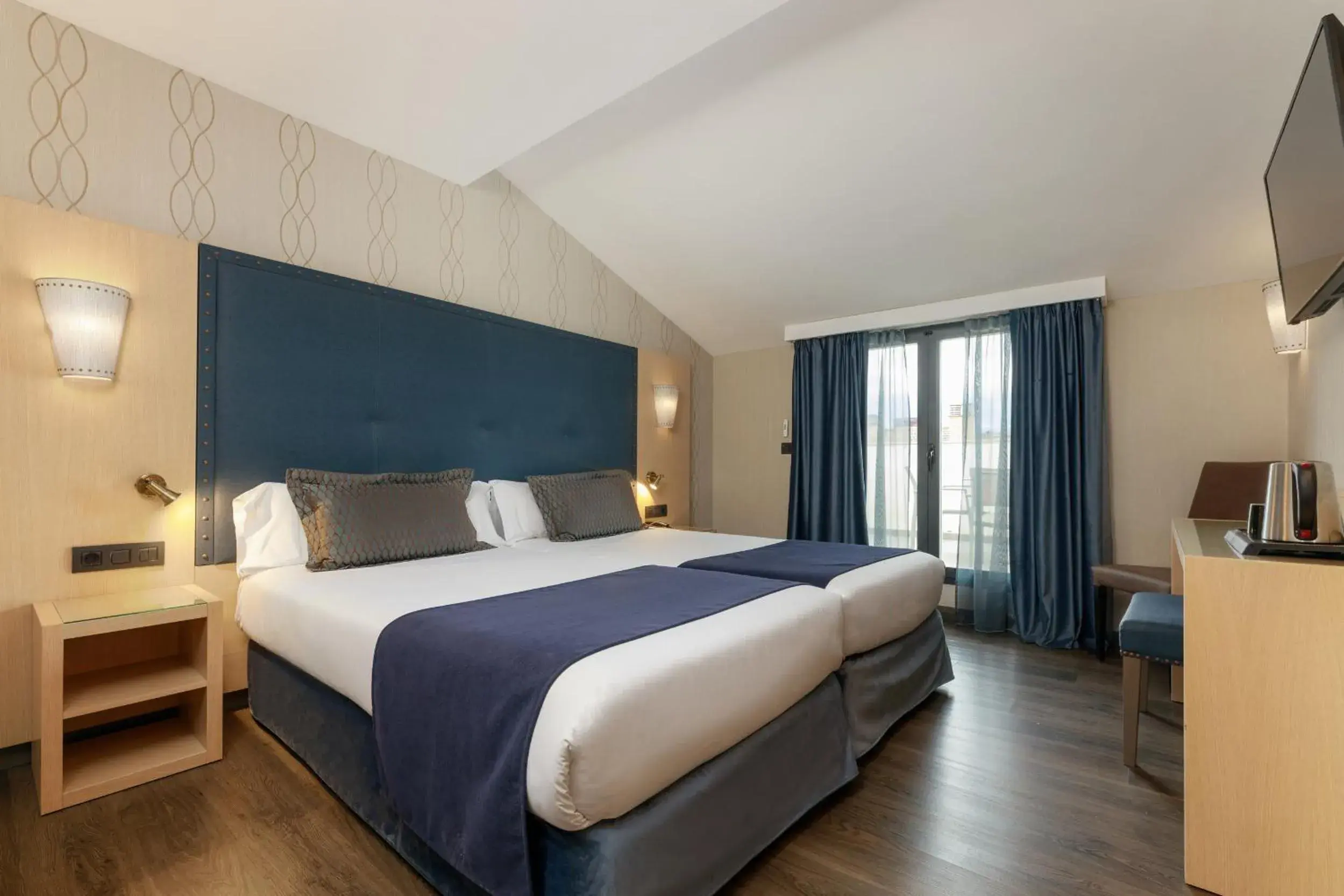 Bedroom, Bed in Hotel Pedro I De Aragon 4 Estrellas SUPERIOR Bedroom, Bed in Hotel Pedro I De Aragon 4 Estrellas SUPERIOR