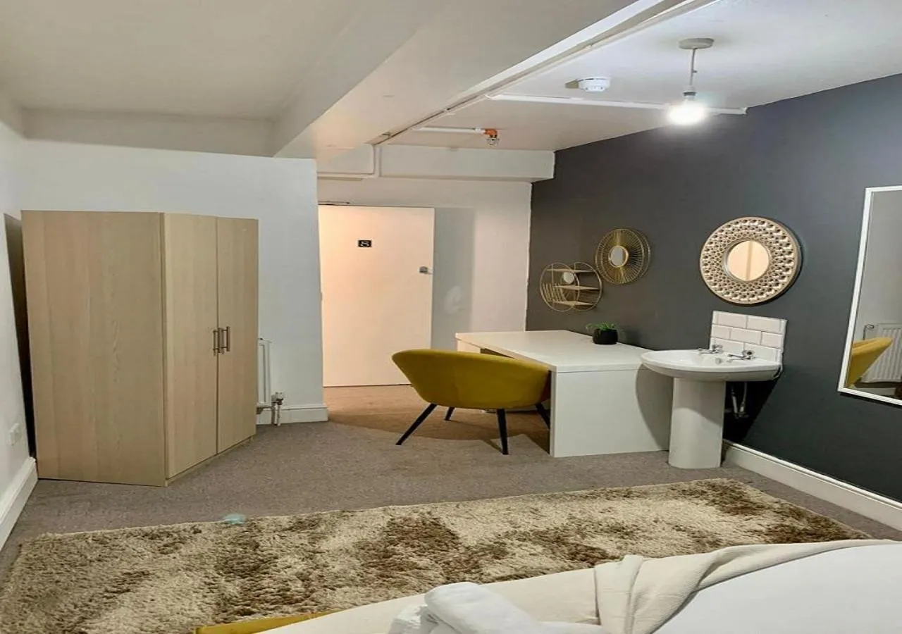 wardrobe in Mollyinn Central Brighton