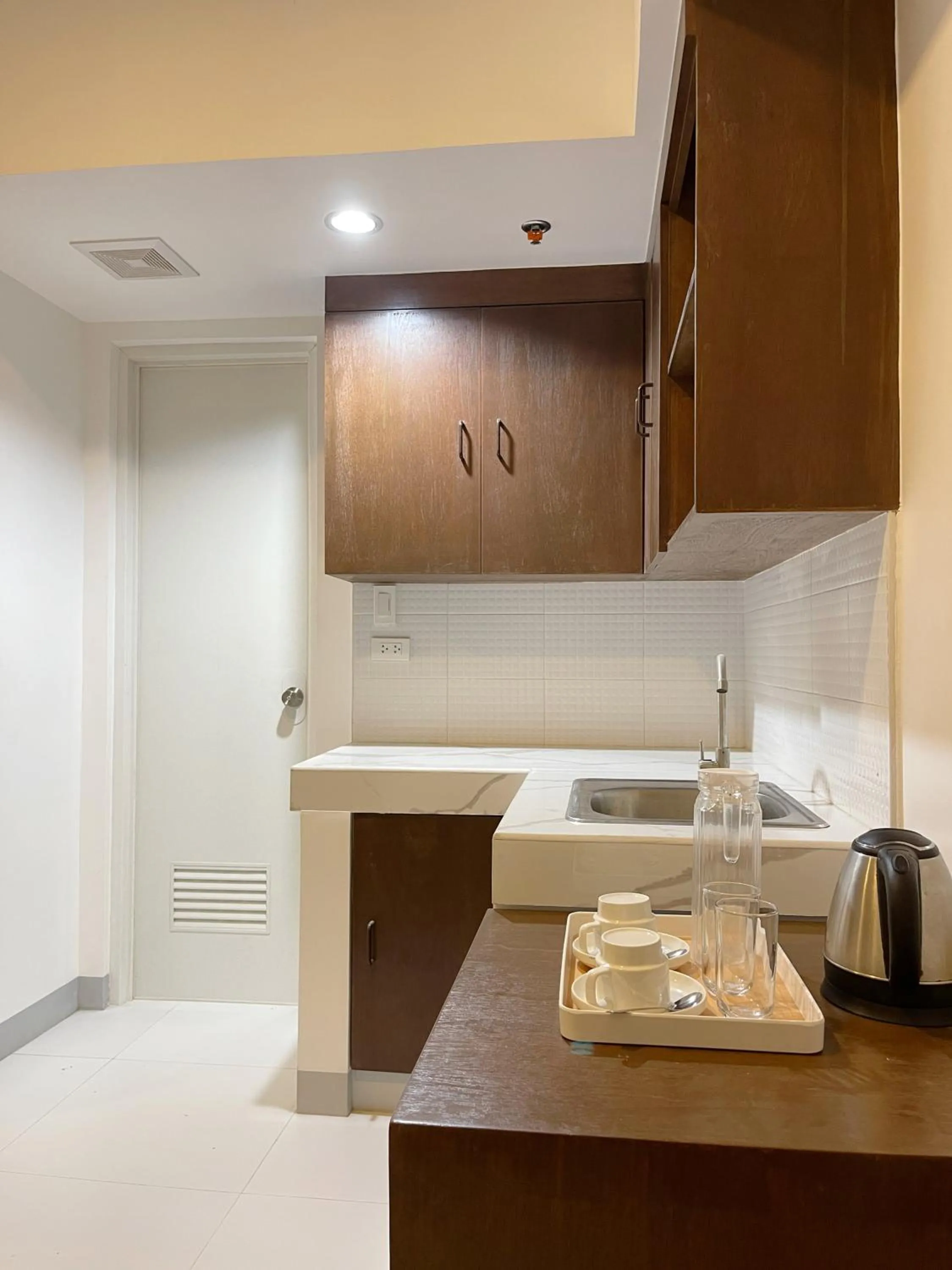 Kitchen or kitchenette in Airo Suites Makati