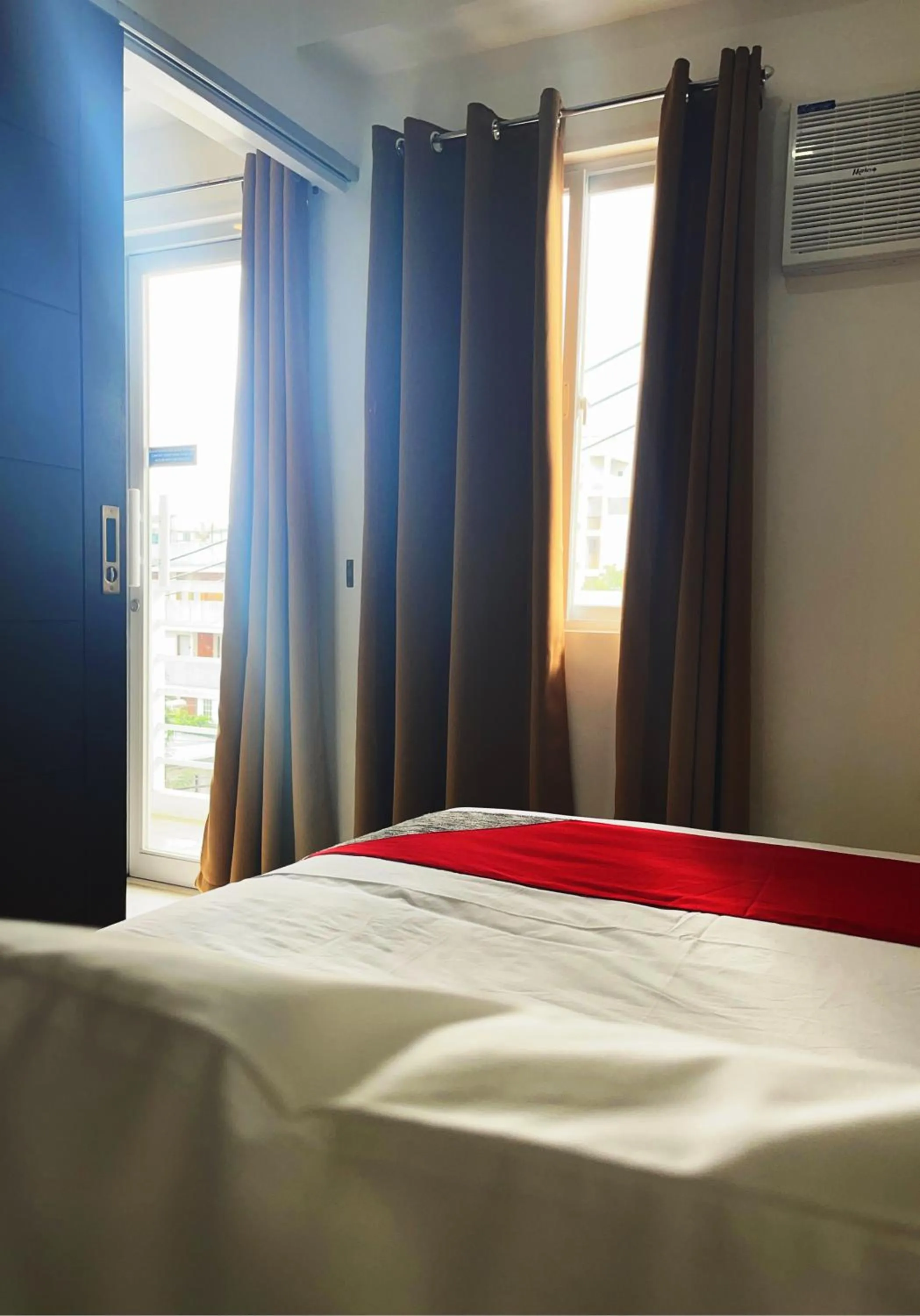 Bed in Airo Suites Makati