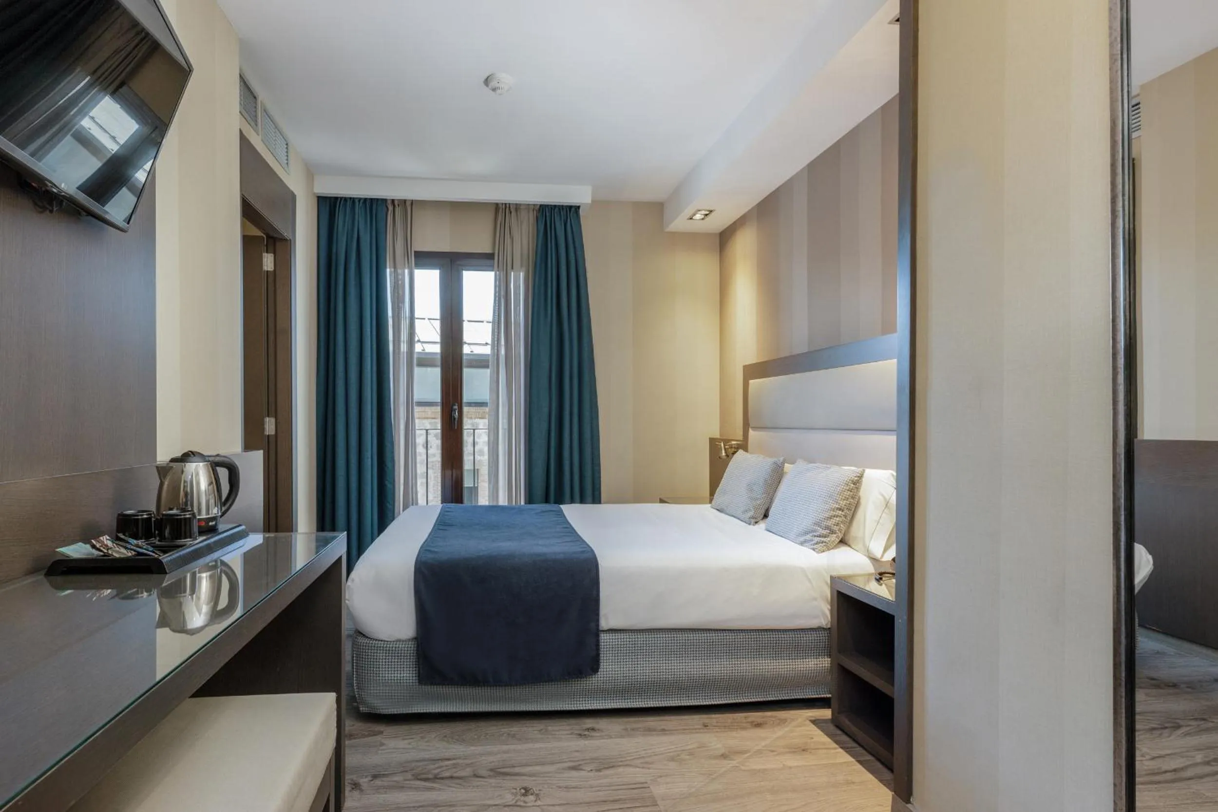 Bedroom, Bed in Hotel Reina Cristina