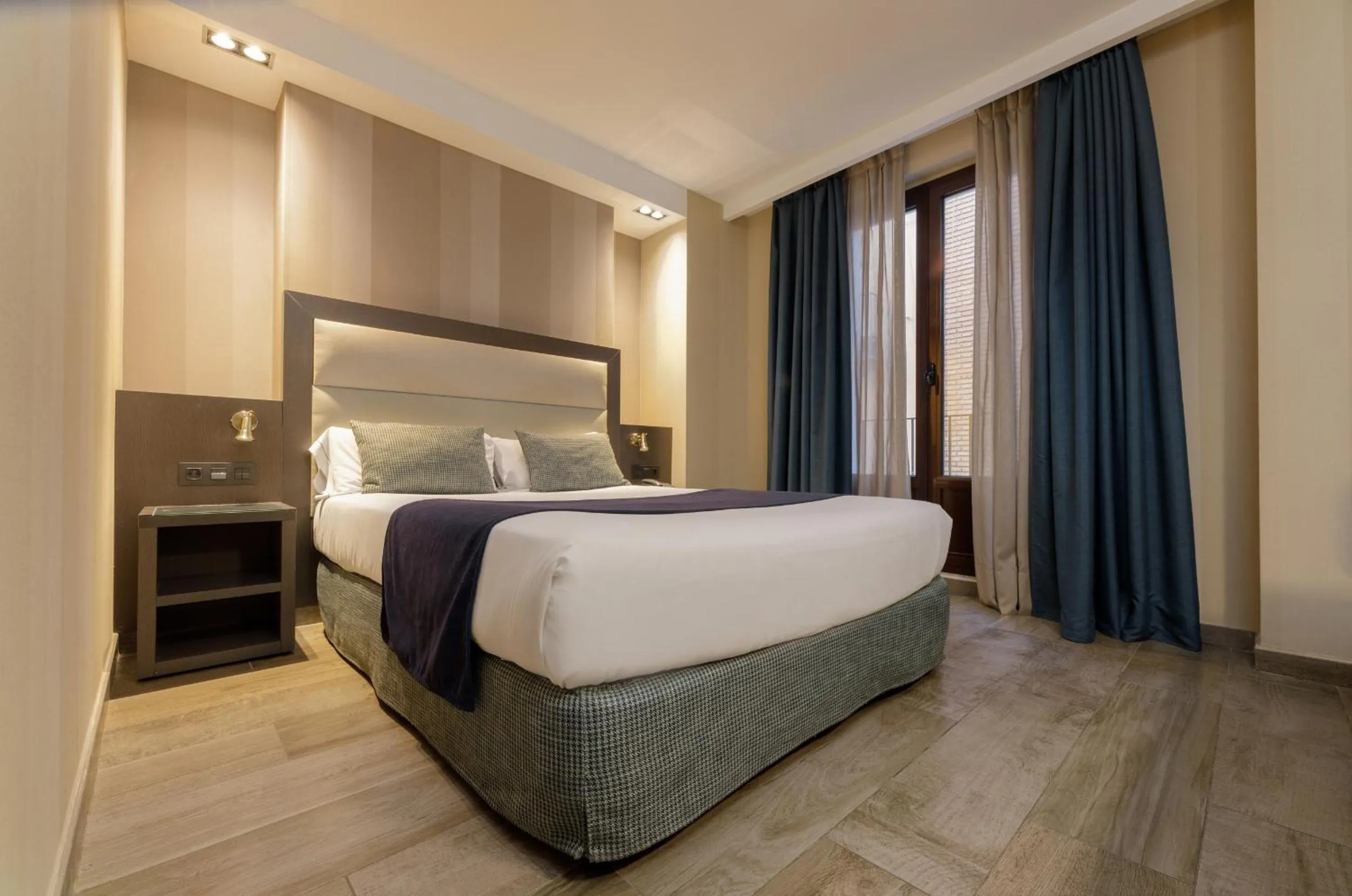 Bedroom, Bed in Hotel Reina Cristina