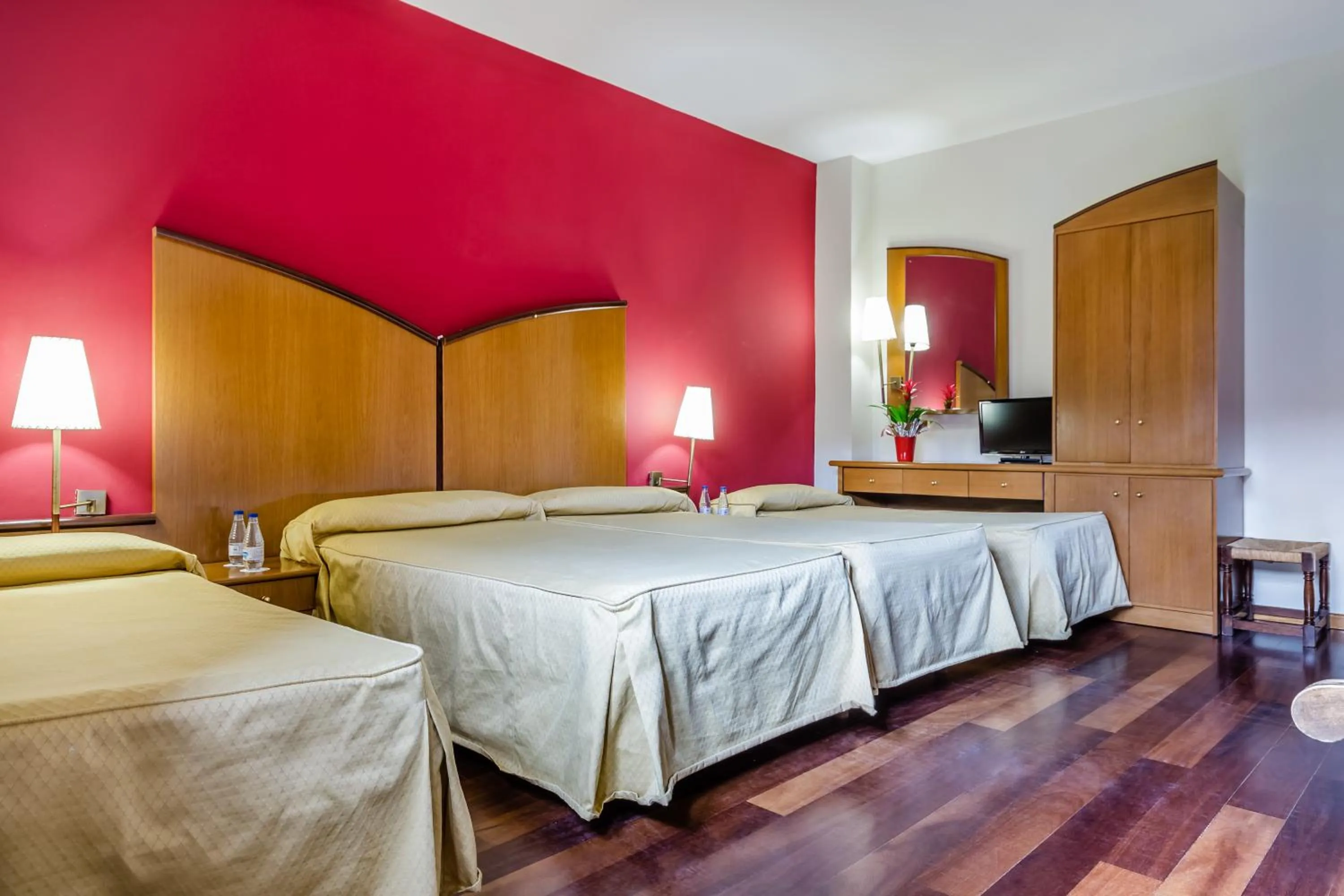 Toilet, Bed in Hotel Albarracín