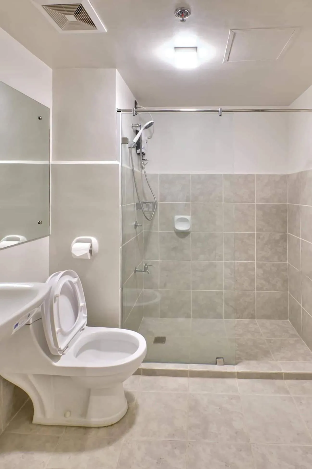Elegant studio six in Bacolod across Ayala Mall