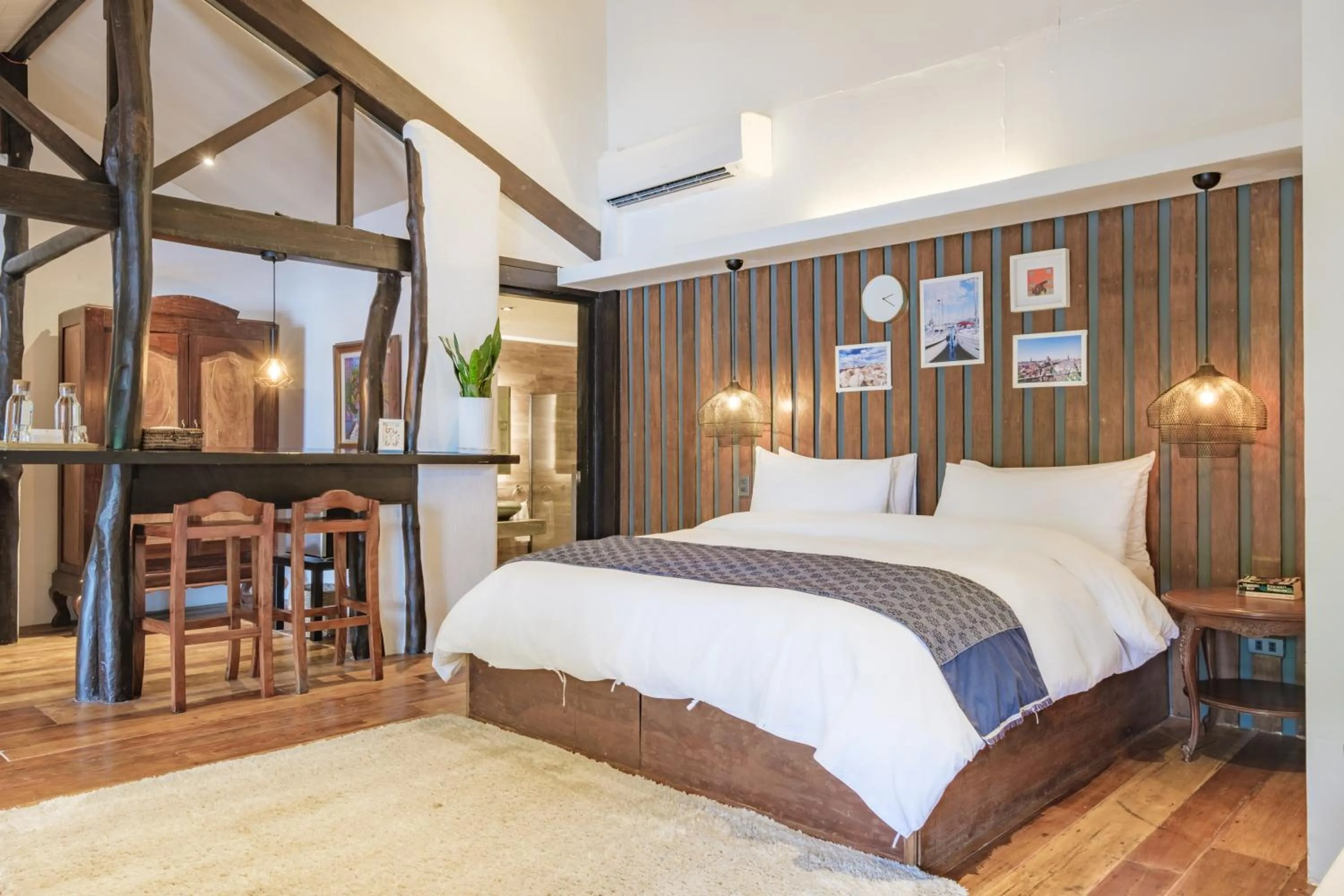 Photo of the whole room, Bed in Nuuk Taal Lake