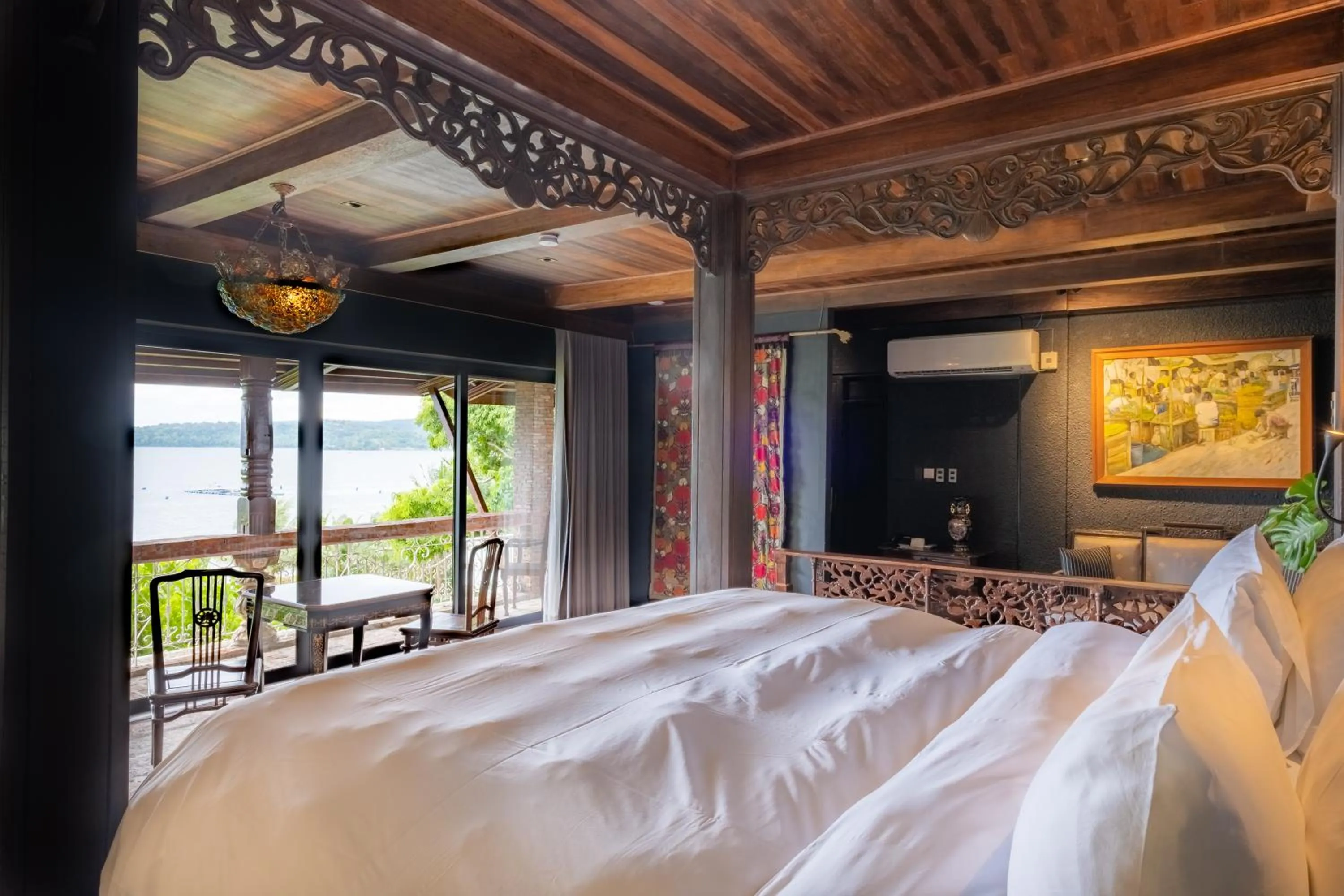 Photo of the whole room, Bed in Nuuk Taal Lake