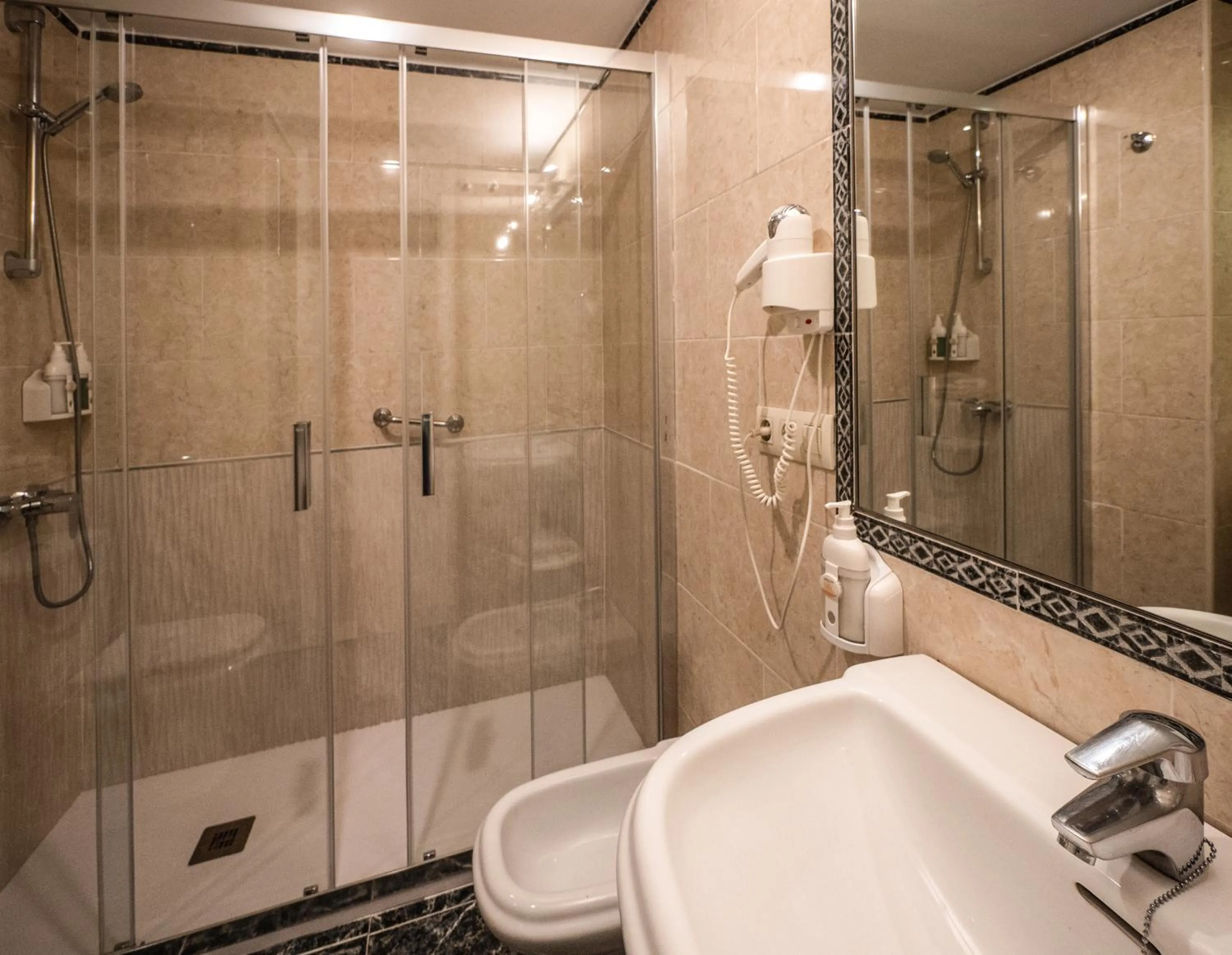 Shower in Hotel Plaza Santa Lucía