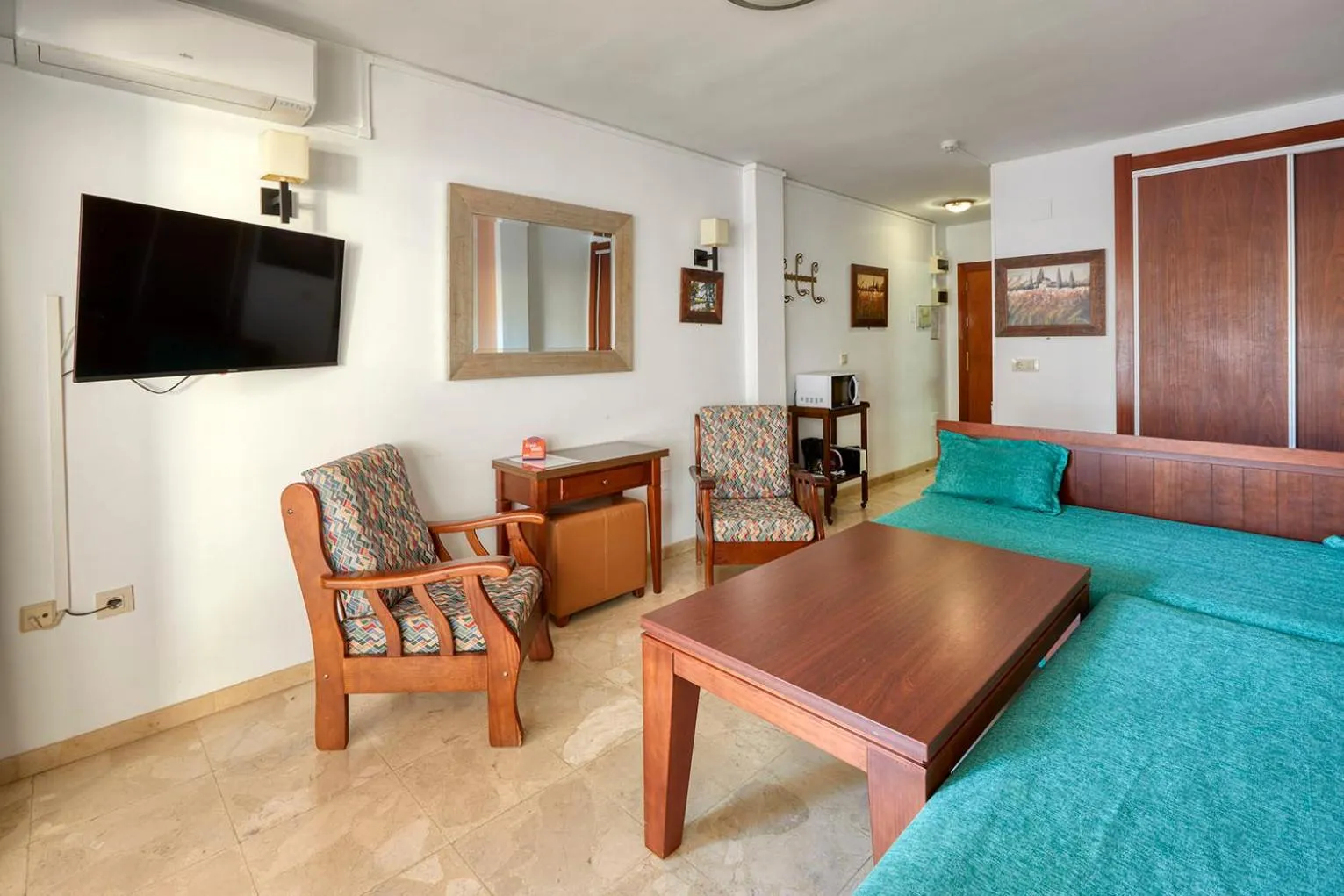 TV and multimedia in Apartamentos La Jabega