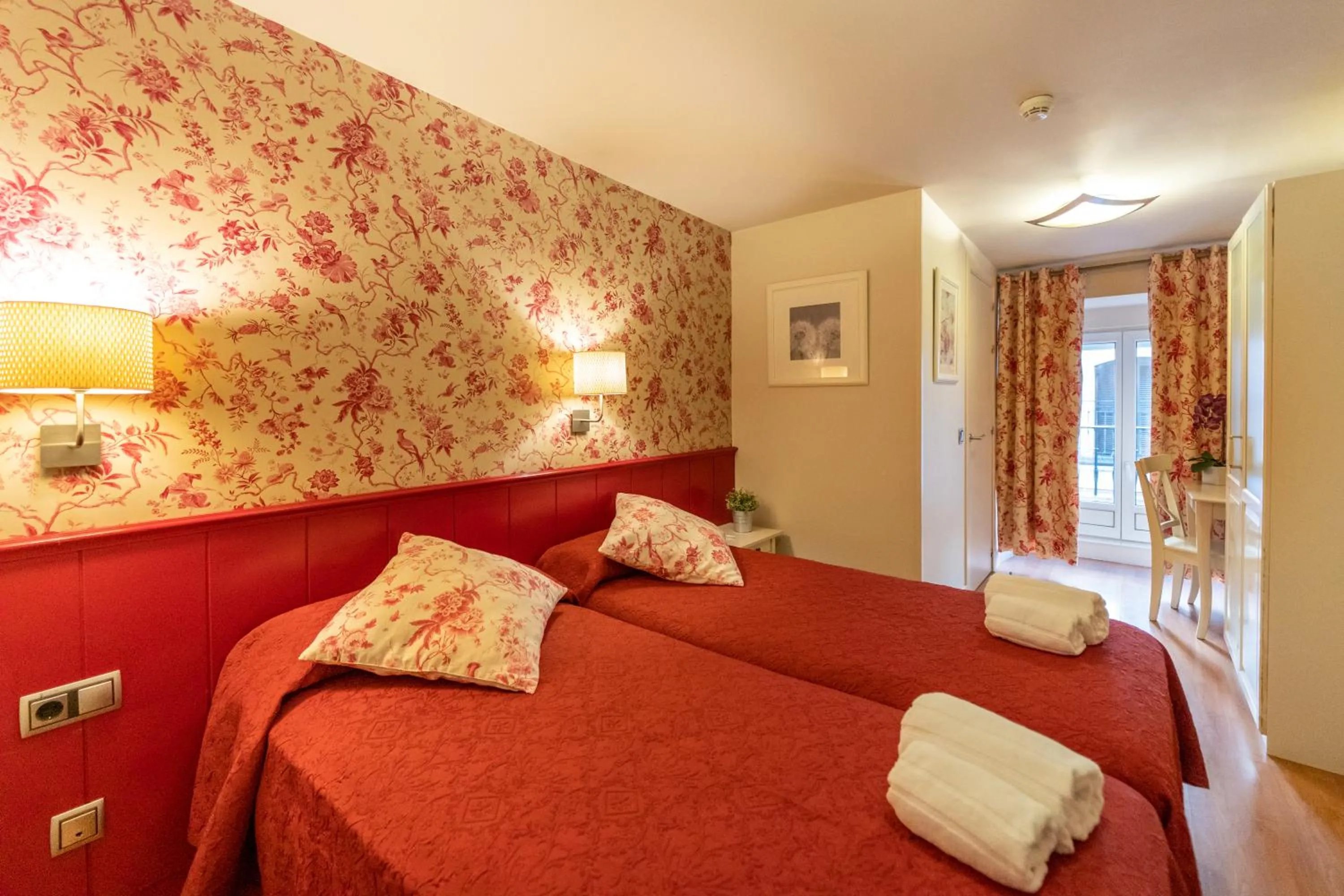 Toilet, Bed in Hostal Matheu