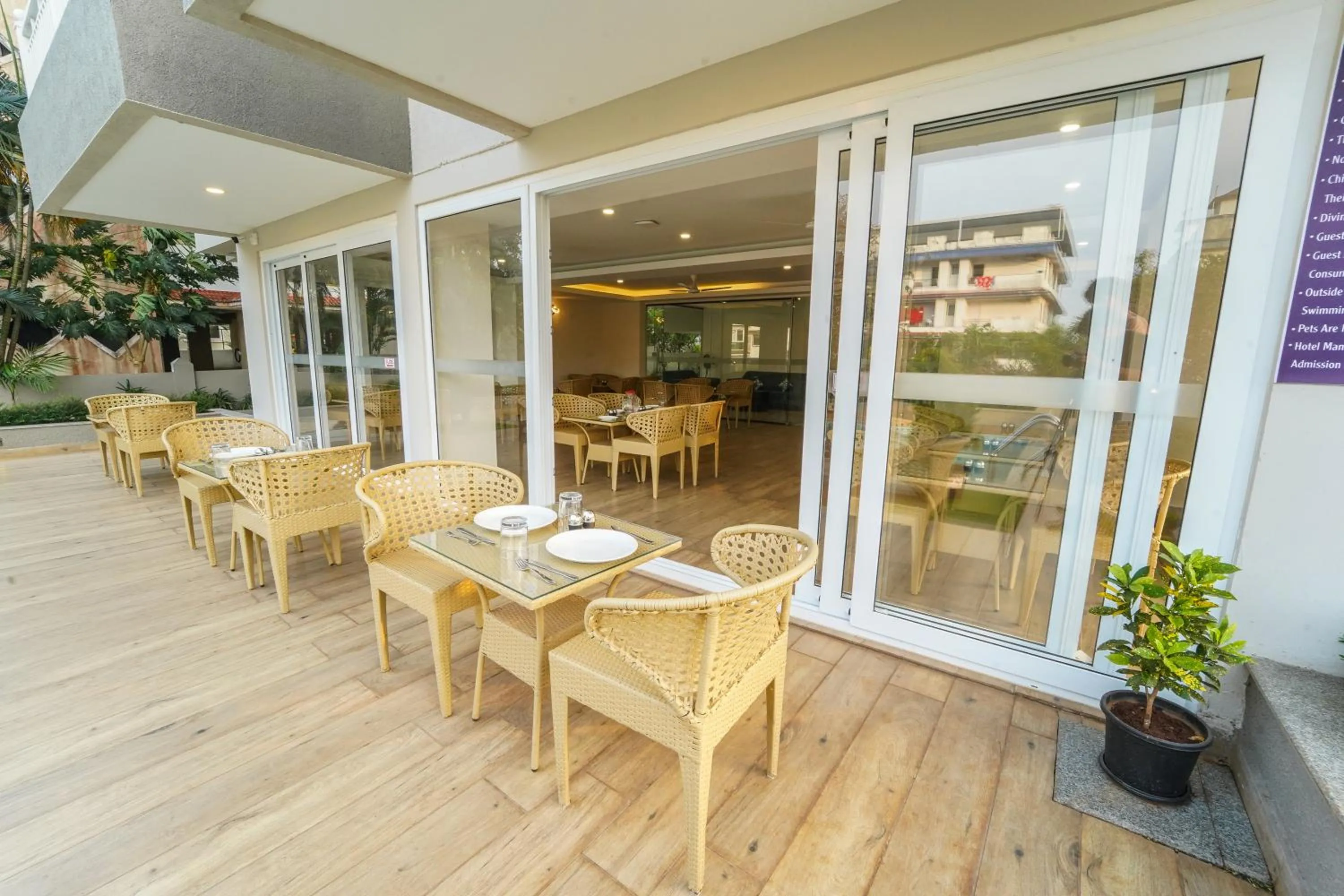 Restaurant/places to eat in Hotel Wayfarer