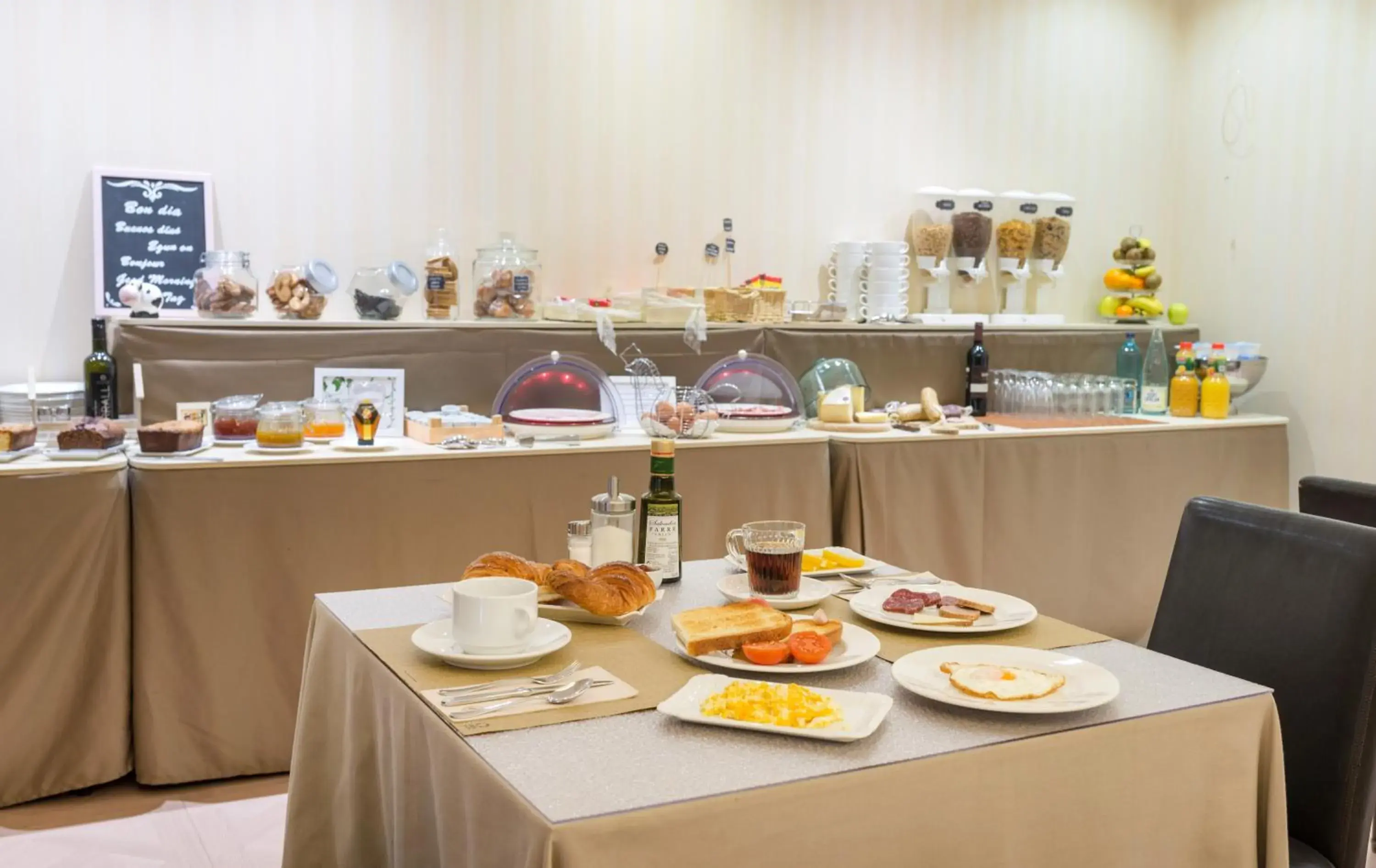 Restaurant/places to eat in Hotel Andria Restaurant/places to eat in Hotel Andria