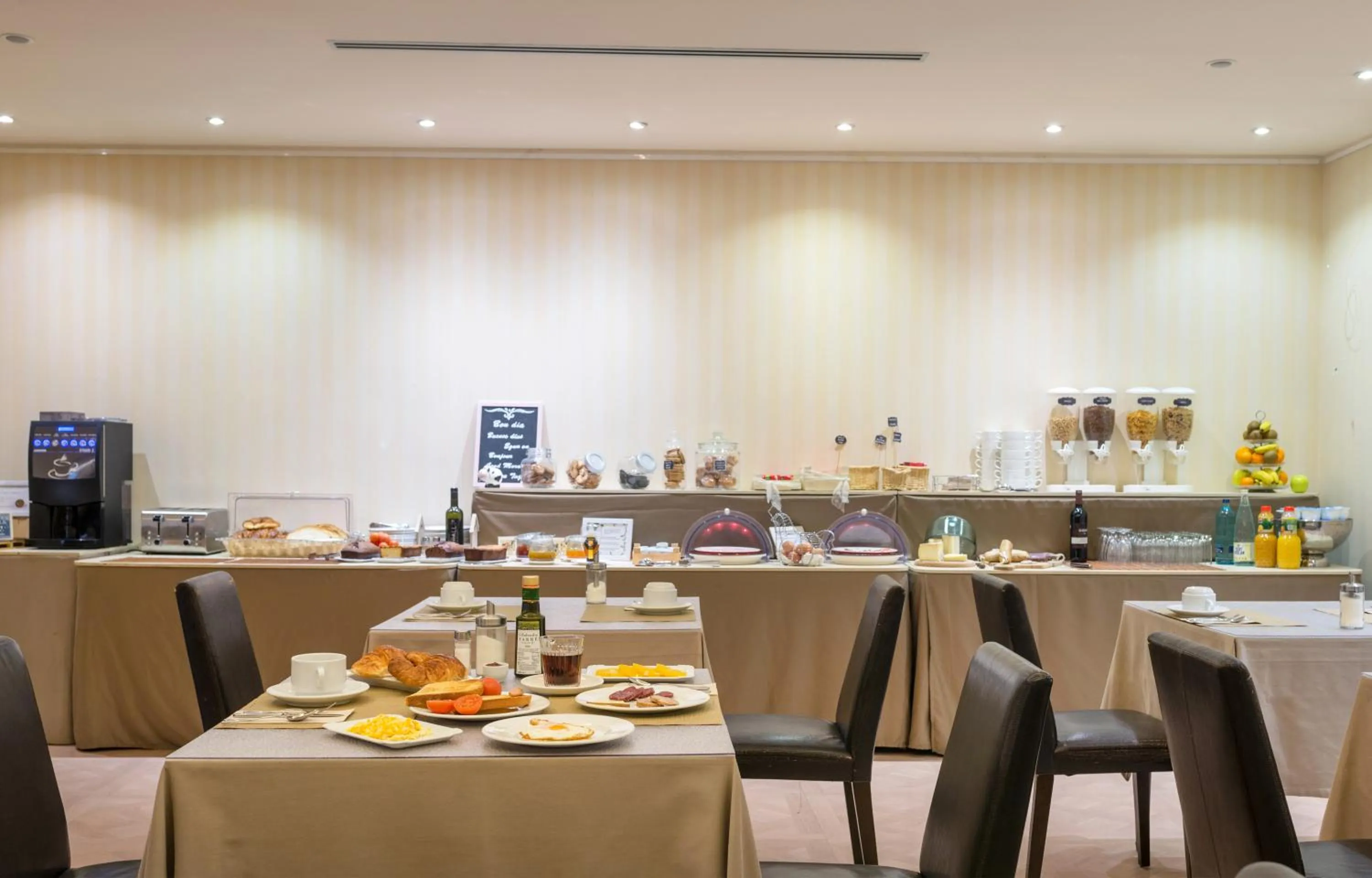 Restaurant/places to eat in Hotel Andria