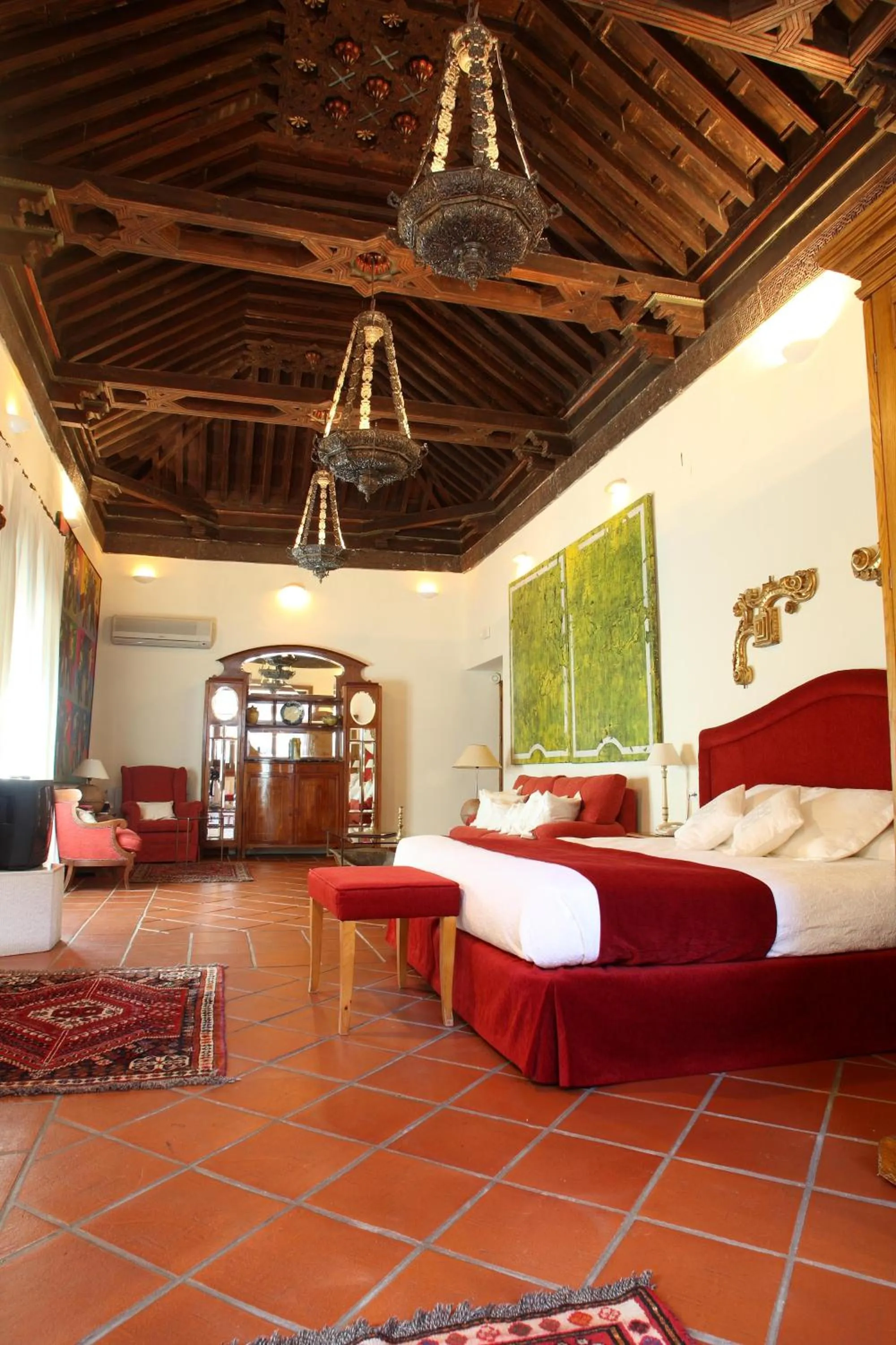 Photo of the whole room, Bed in Palacio de Santa Inés