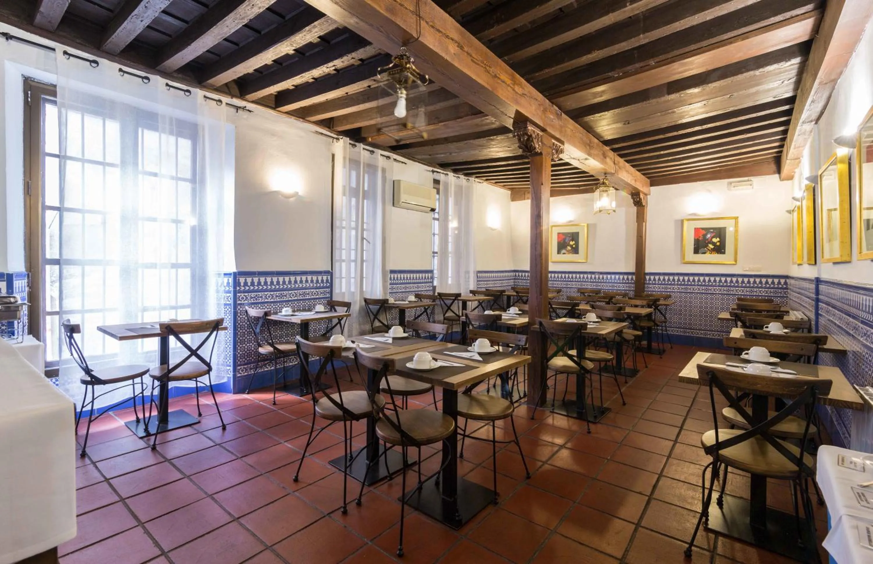 Restaurant/places to eat in Palacio de Santa Inés