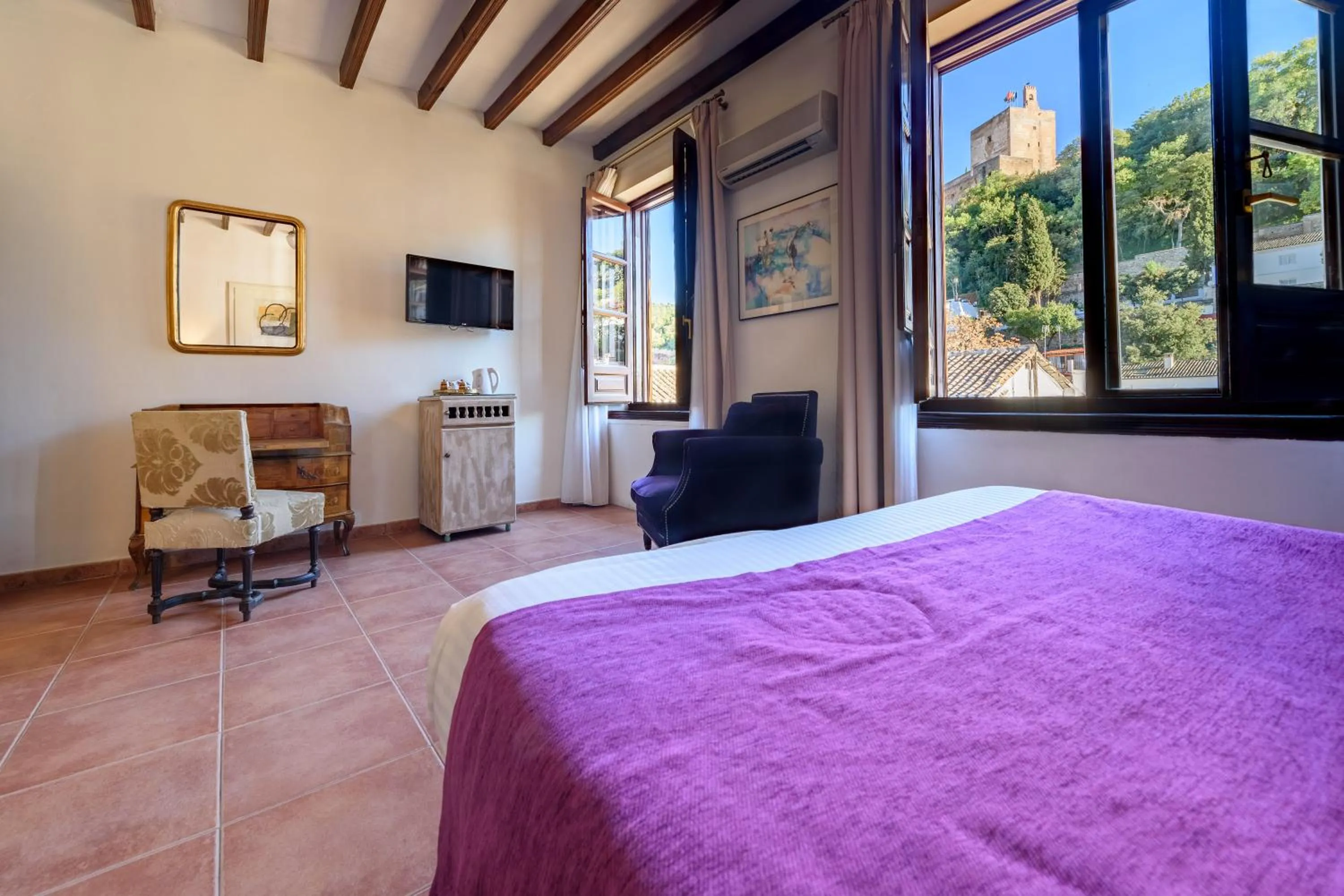 Photo of the whole room, Bed in Palacio de Santa Inés