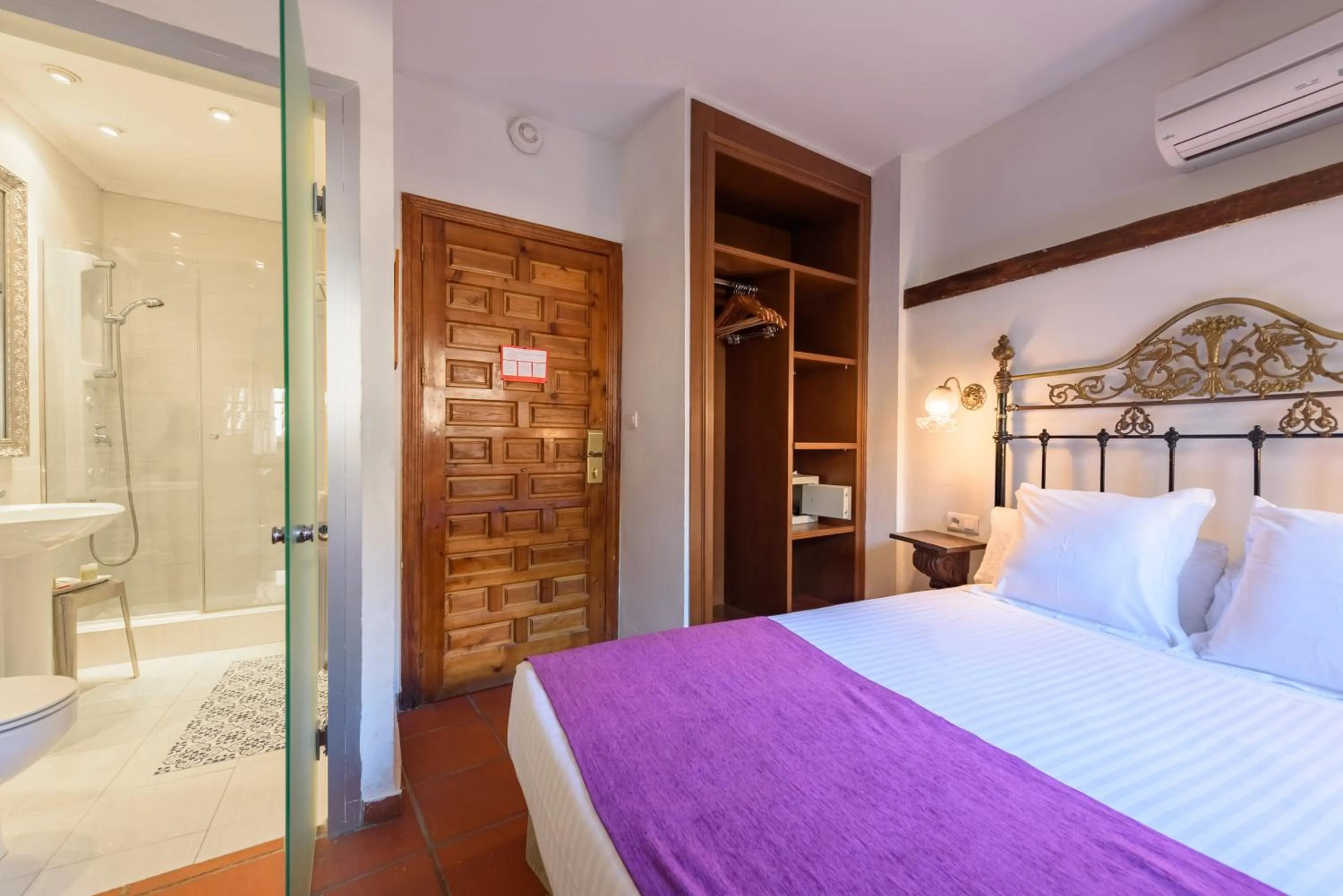 Photo of the whole room, Bed in Palacio de Santa Inés