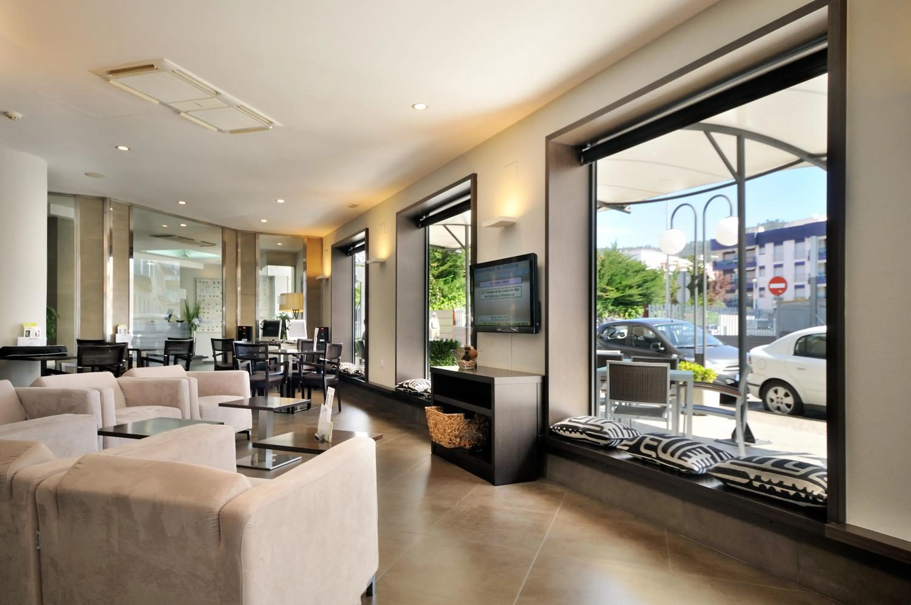 Communal lounge/ TV room in RVHotels Avenida