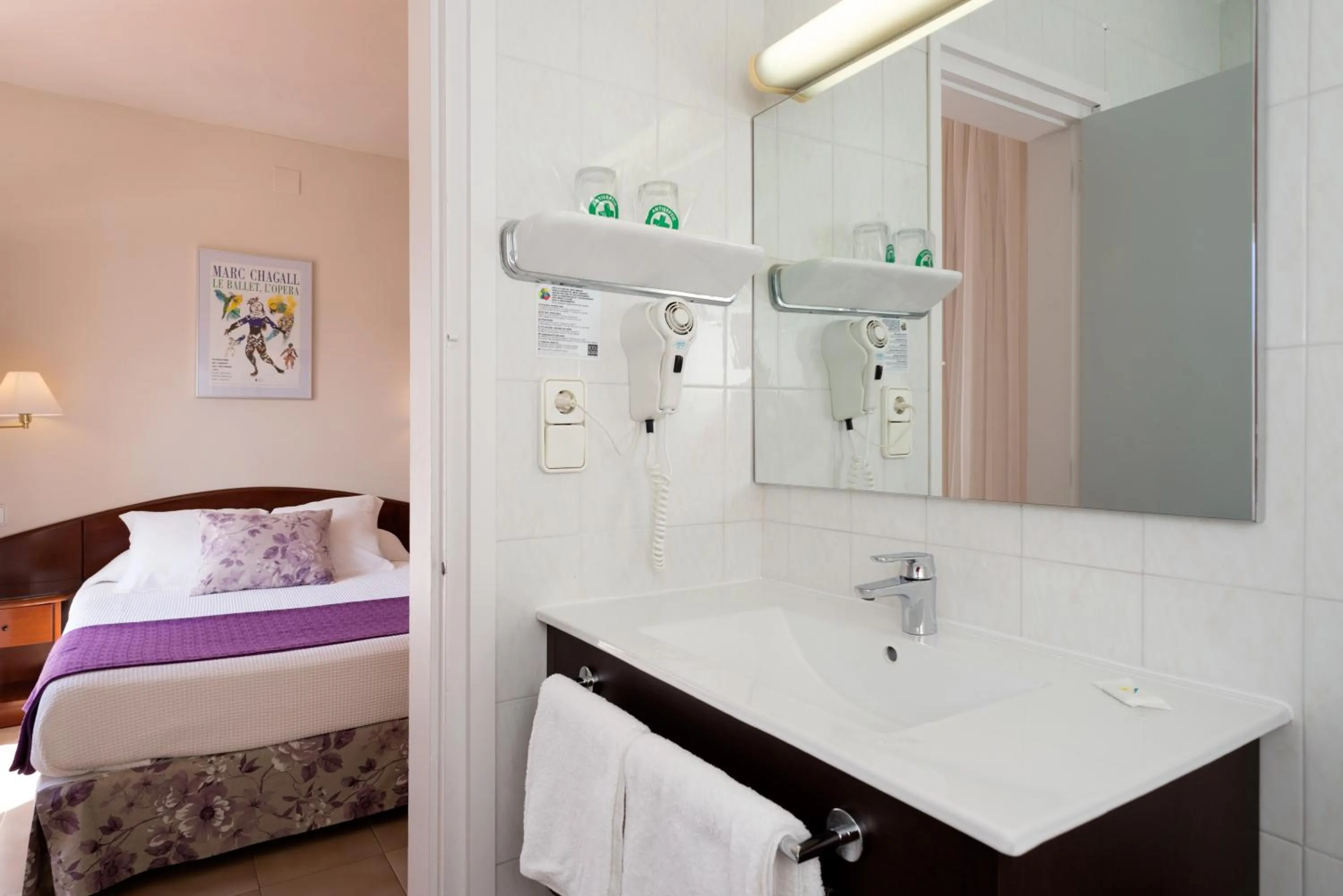 Photo of the whole room, Bed in RVHotels Avenida