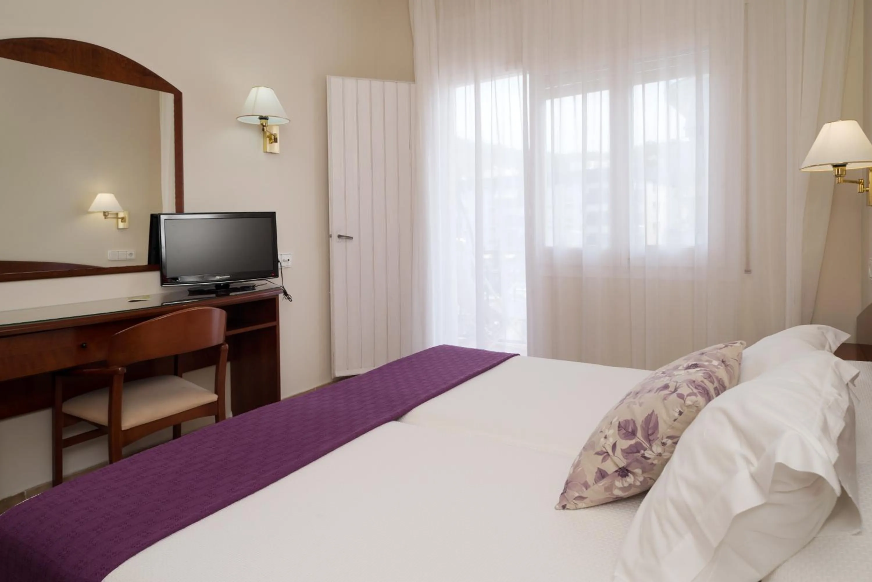 Bed in RVHotels Avenida