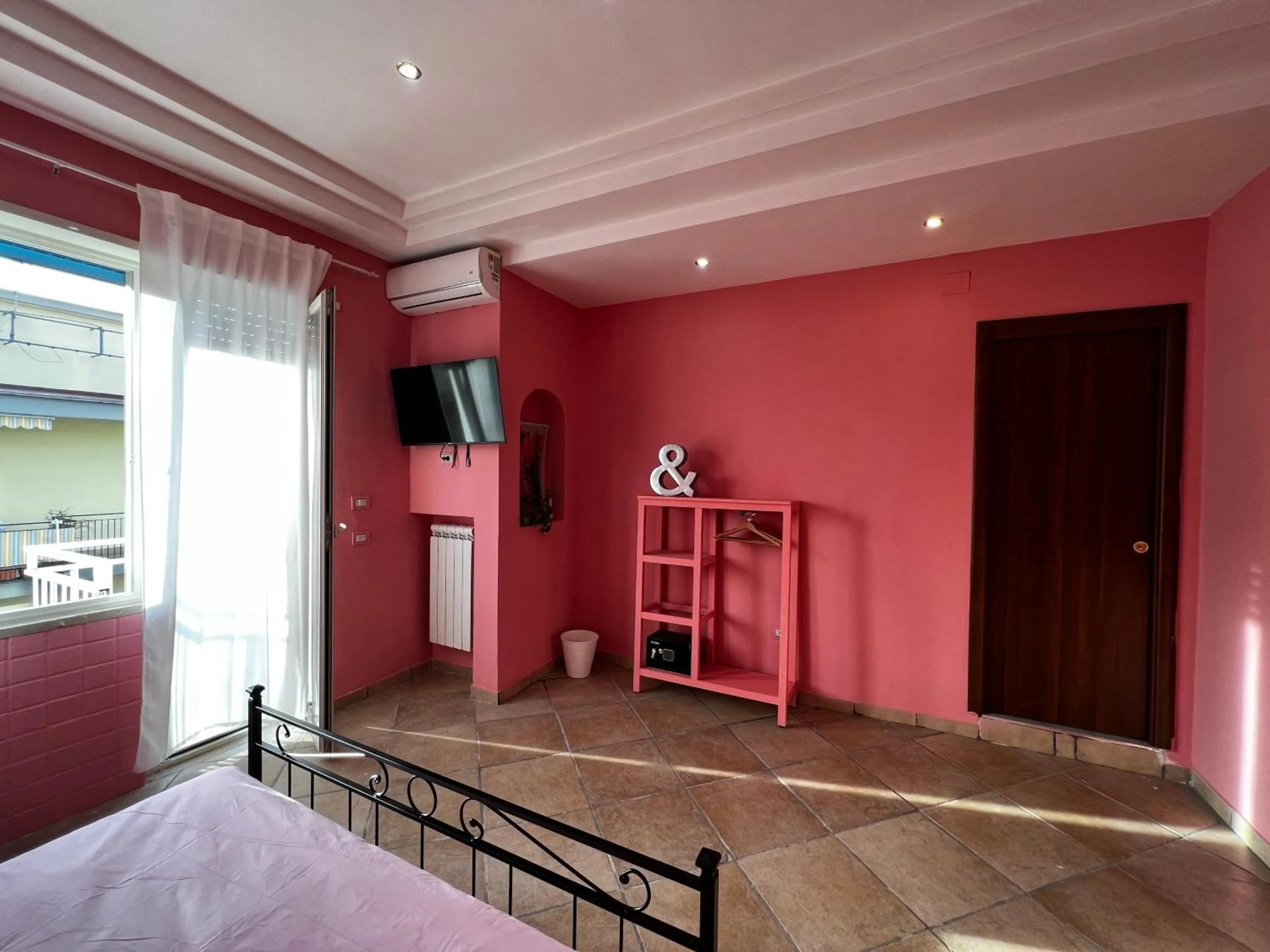 Communal lounge/ TV room, Bed in RaRoom Colors