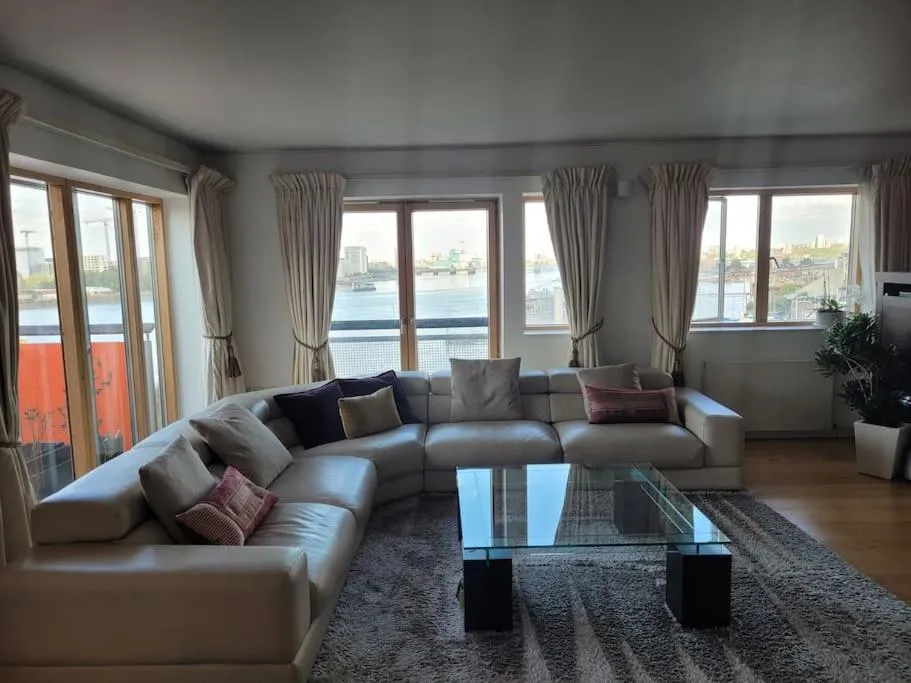 Living room in Stunning 3 Double Bedroom Apt in Greenwich near O2