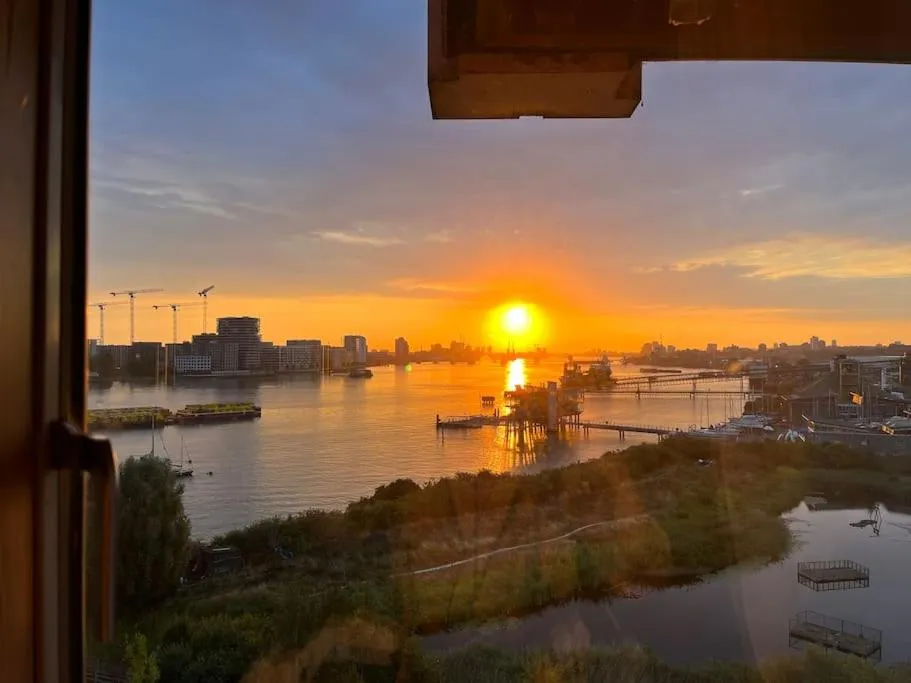 Sunset in Stunning 3 Double Bedroom Apt in Greenwich near O2