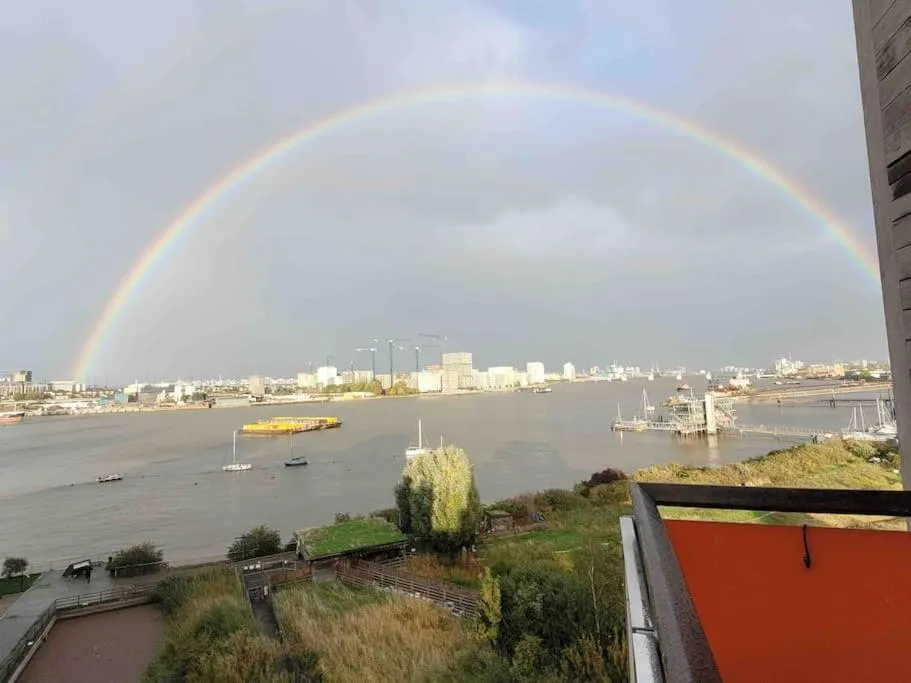 River view in Stunning 3 Double Bedroom Apt in Greenwich near O2